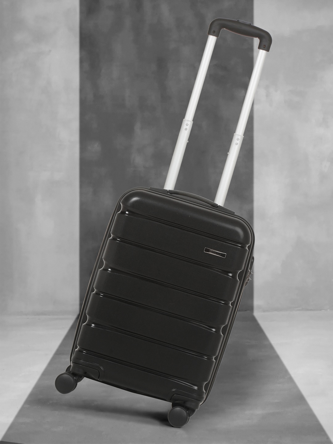 

Teakwood Leathers Uno 360-Degree Rotation Hard-Sided Cabin-Sized Trolley Bag 32.2L, Black