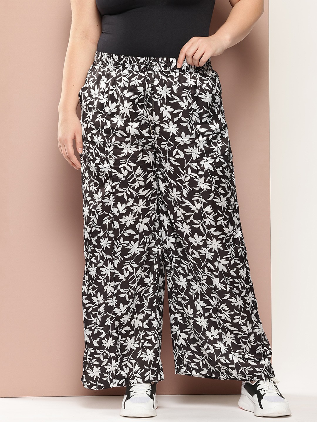 

Sztori Women Floral Printed Trousers, Black