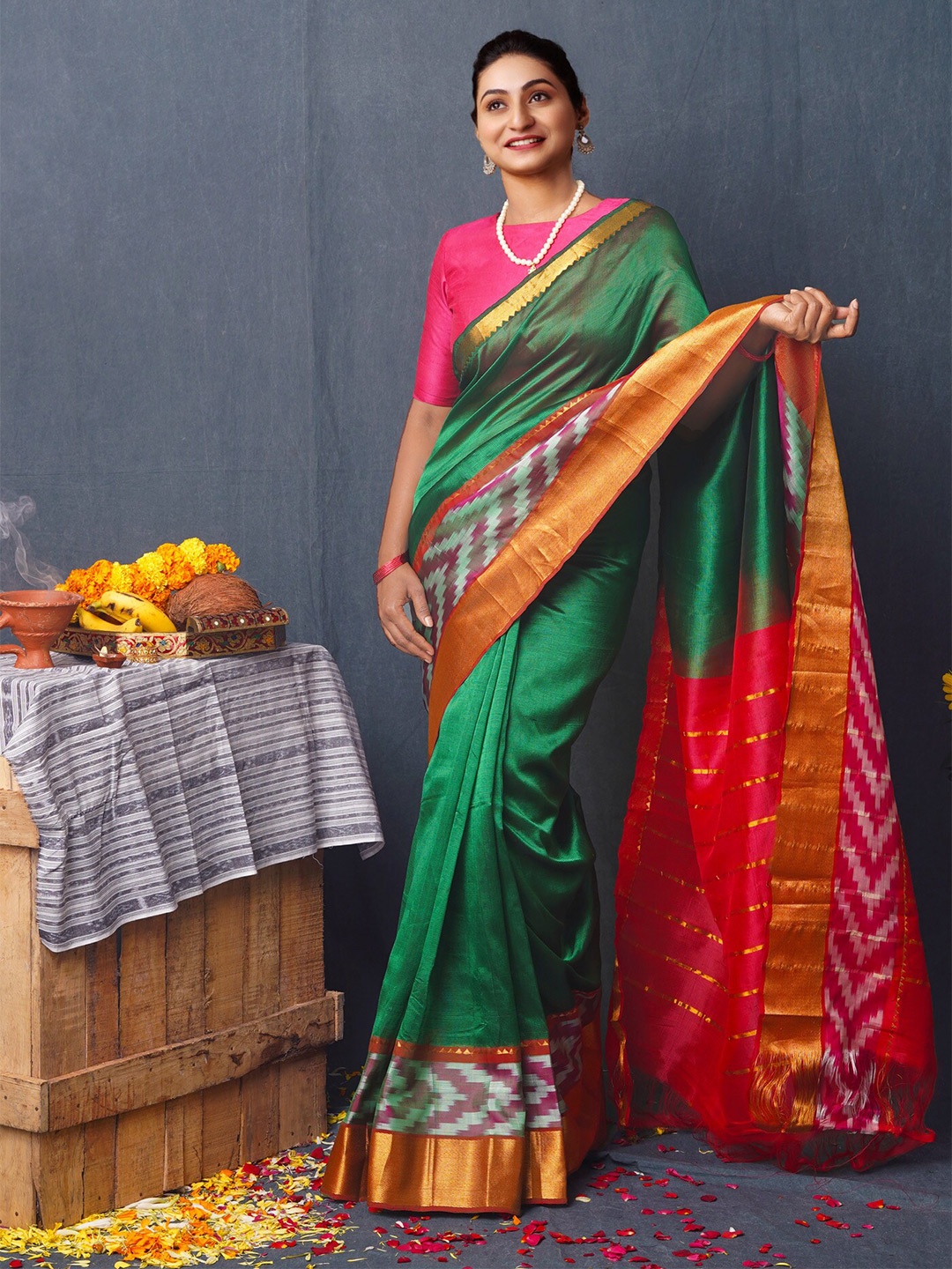 

Unnati Silks Geometric Woven Design Zari Handloom Mangalagiri Saree, Green