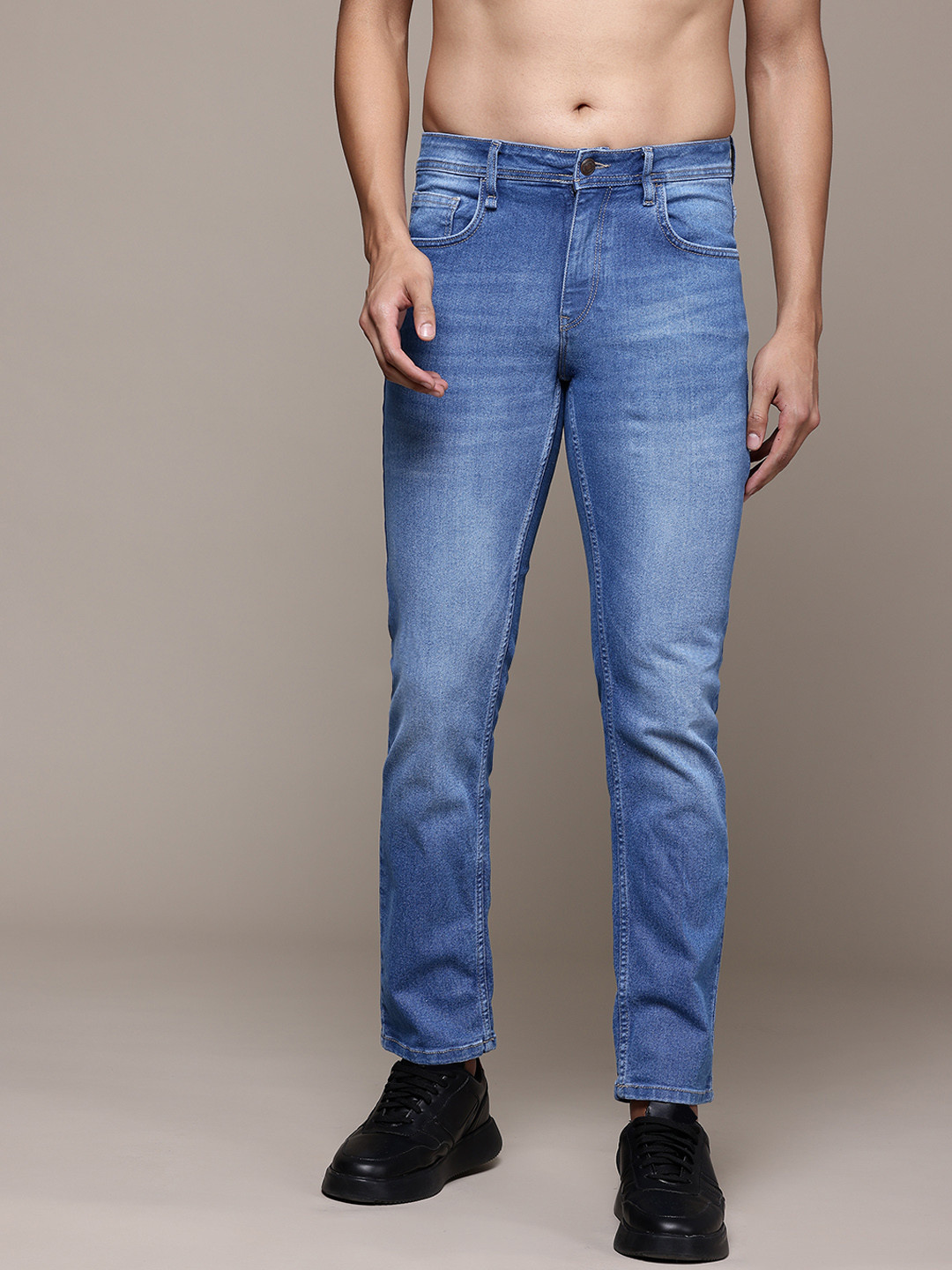 

The Roadster Lifestyle Co. Men Slim Fit Light Fade Stretchable Jeans, Blue