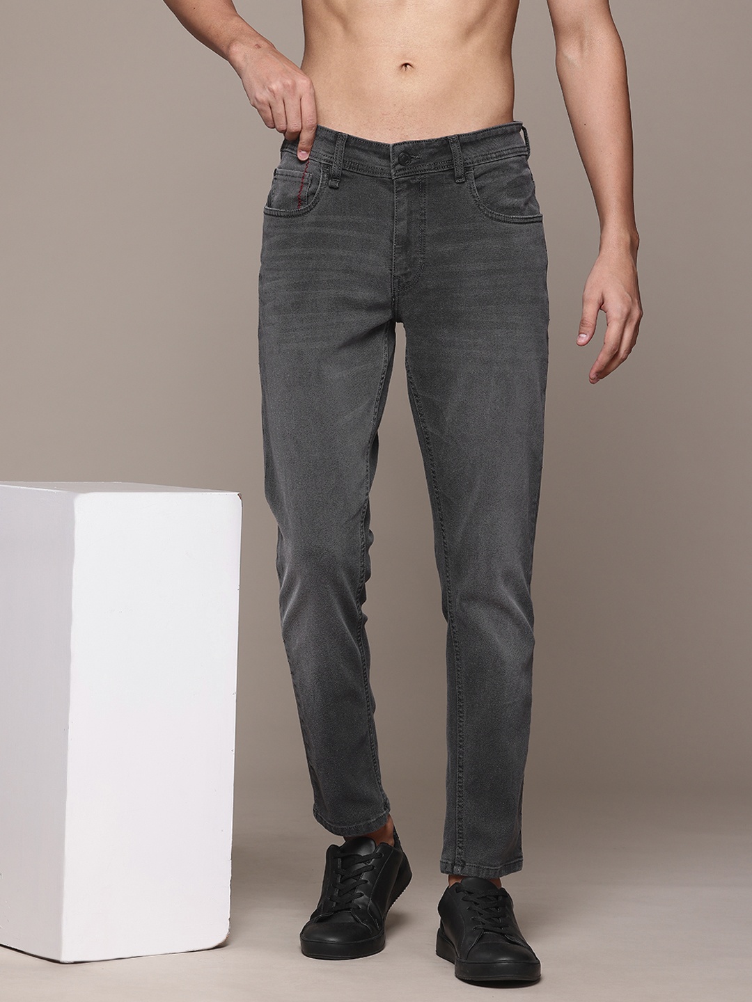 

The Roadster Lifestyle Co. Men Slim Tapered Fit Light Fade Stretchable Jeans, Charcoal