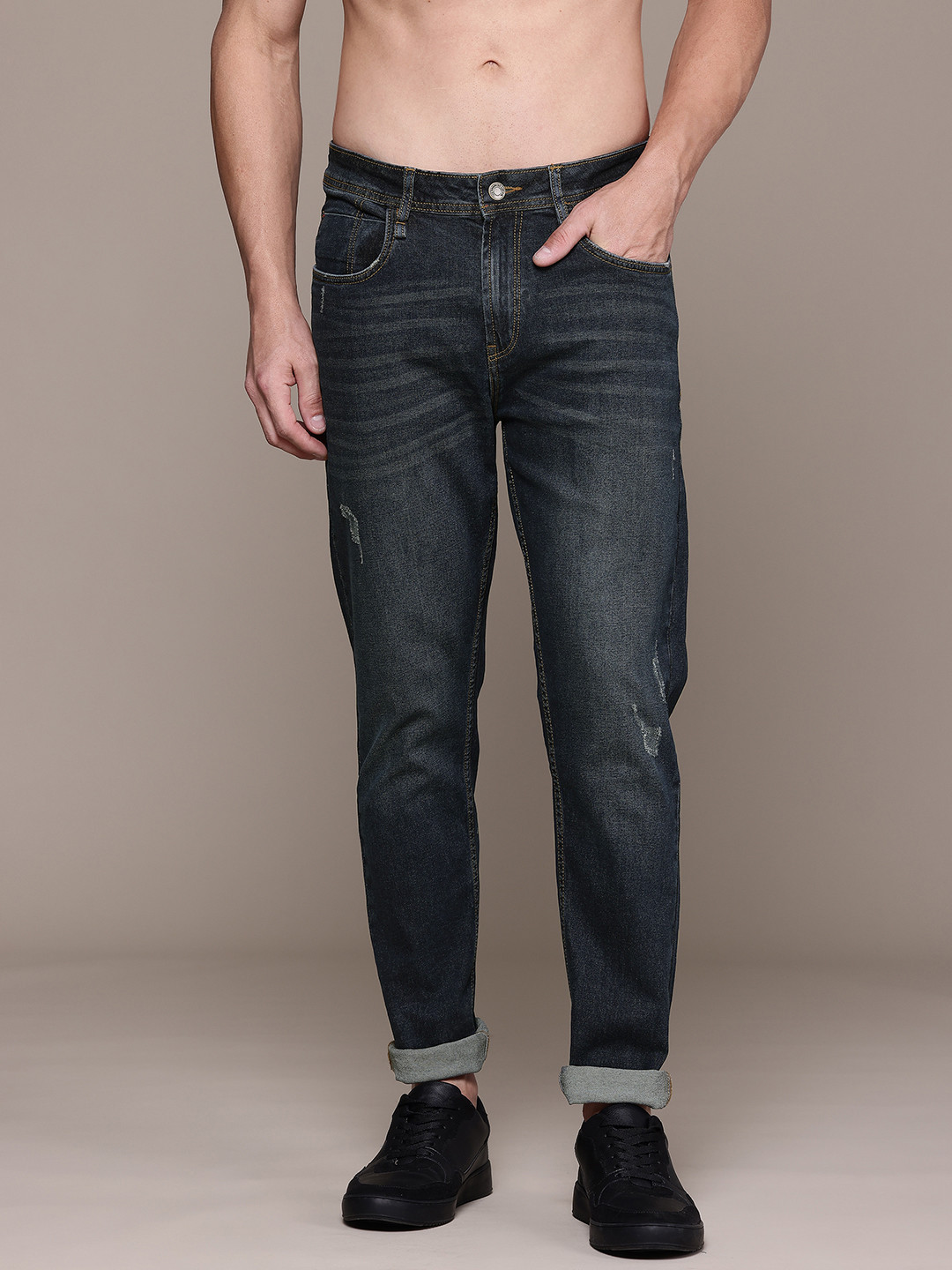 

Roadster Men Slim Fit Low Distress Light Fade Stretchable Jeans, Blue