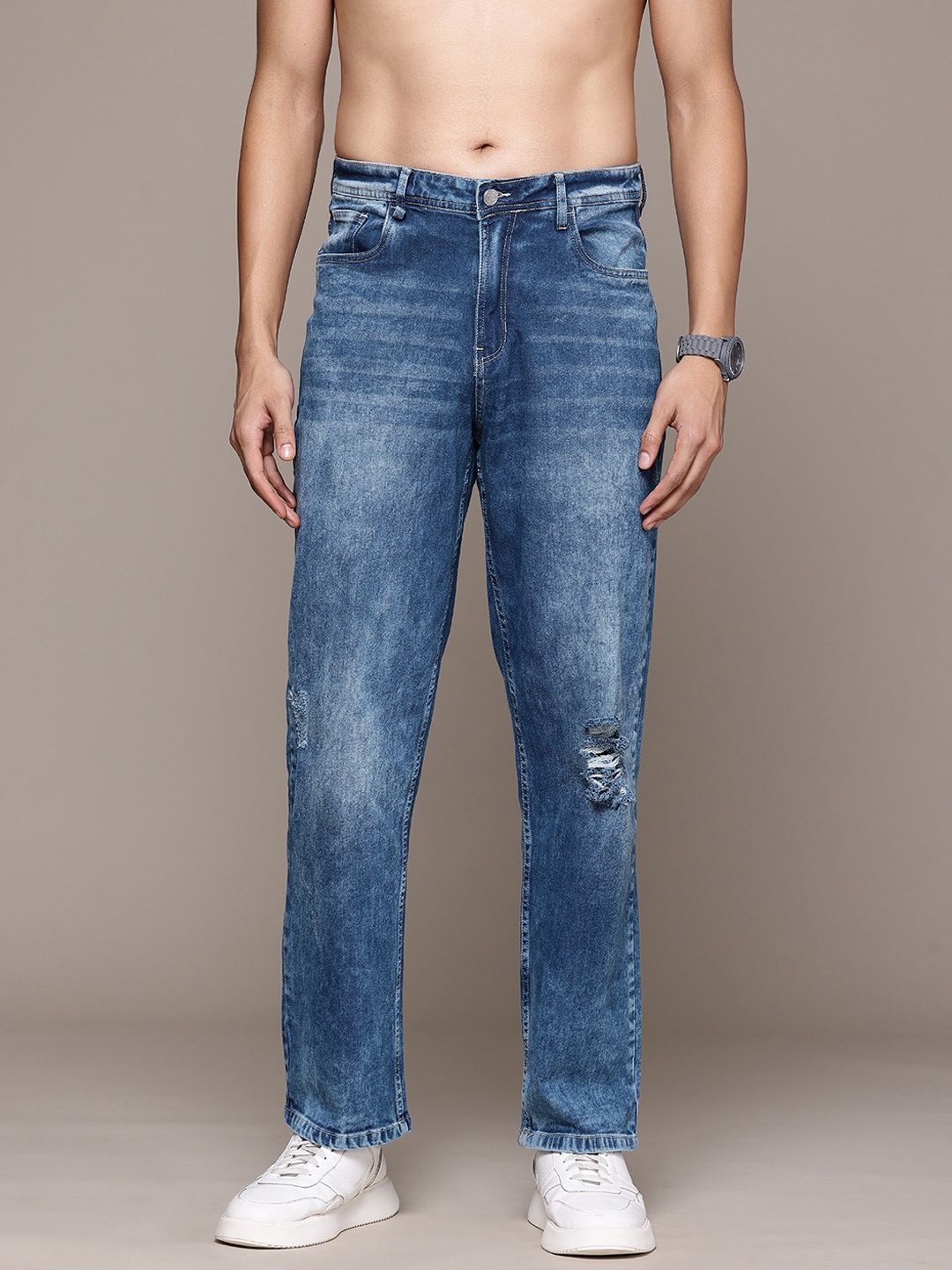 

The Roadster Lifestyle Co. Men Straight Fit Mildly Distressed Mid Rise Stretchable Jeans, Blue