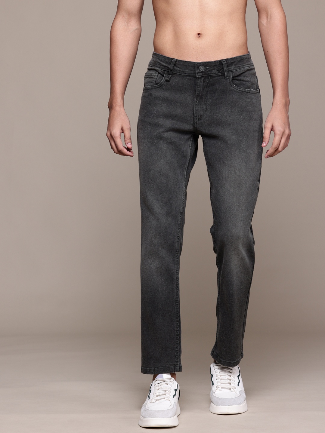 

The Roadster Lifestyle Co. Men Slim Fit Light Fade Stretchable Jeans, Black