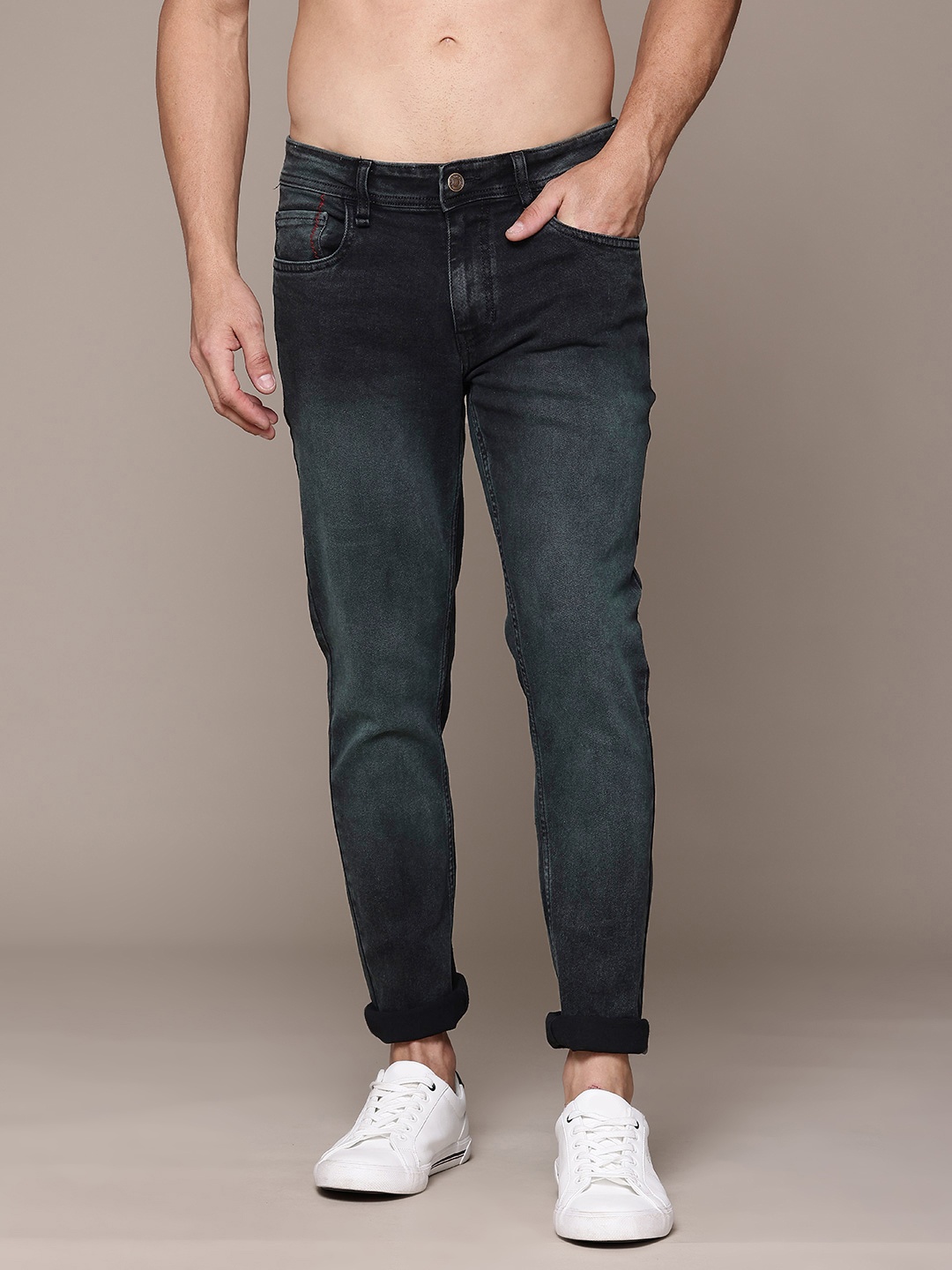 

The Roadster Lifestyle Co. Men Slim Tapered Fit Light Fade Stretchable Jeans, Black