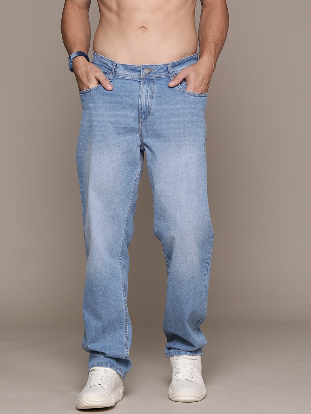 

The Roadster Lifestyle Co. Men Straight Fit Light Fade Stretchable Jeans, Blue