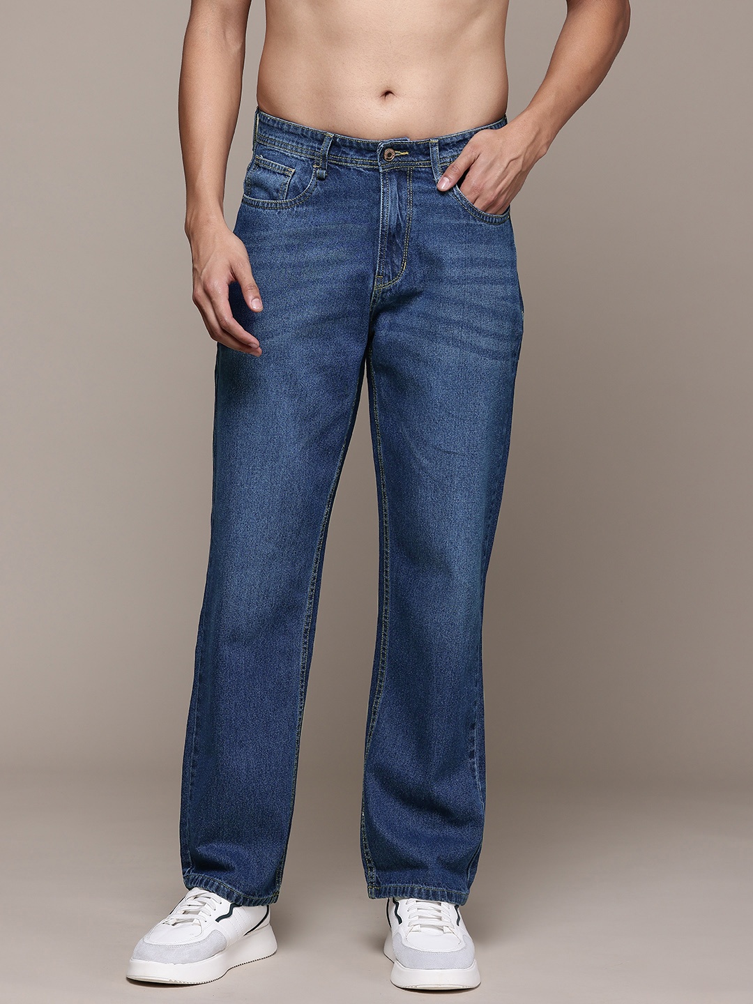 

The Roadster Lifestyle Co. Men Straight Fit Pure Cotton Jeans, Navy blue