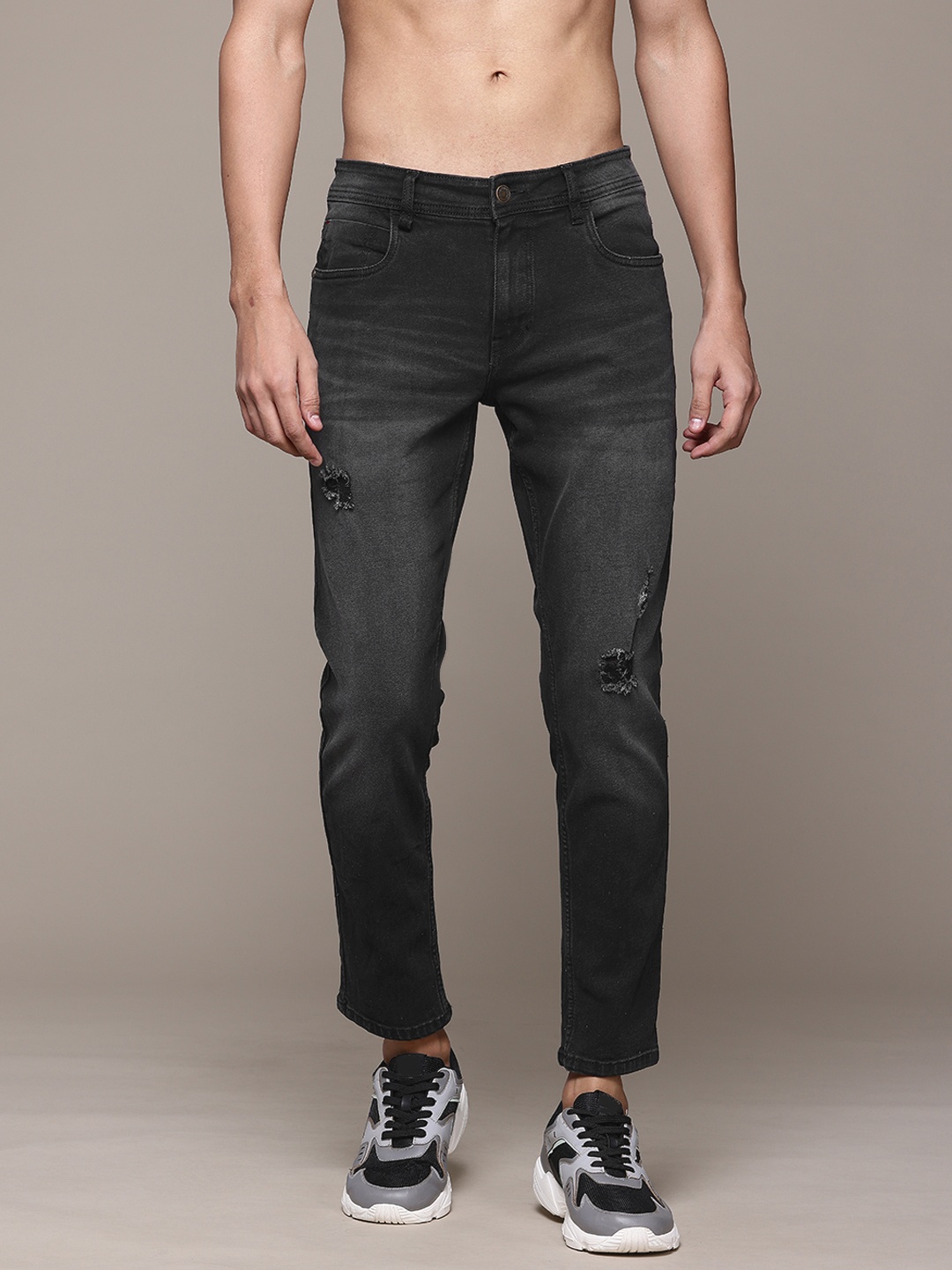 

The Roadster Lifestyle Co. Men Slim Tapered Fit Low Distress Light Fade Stretchable Jeans, Black