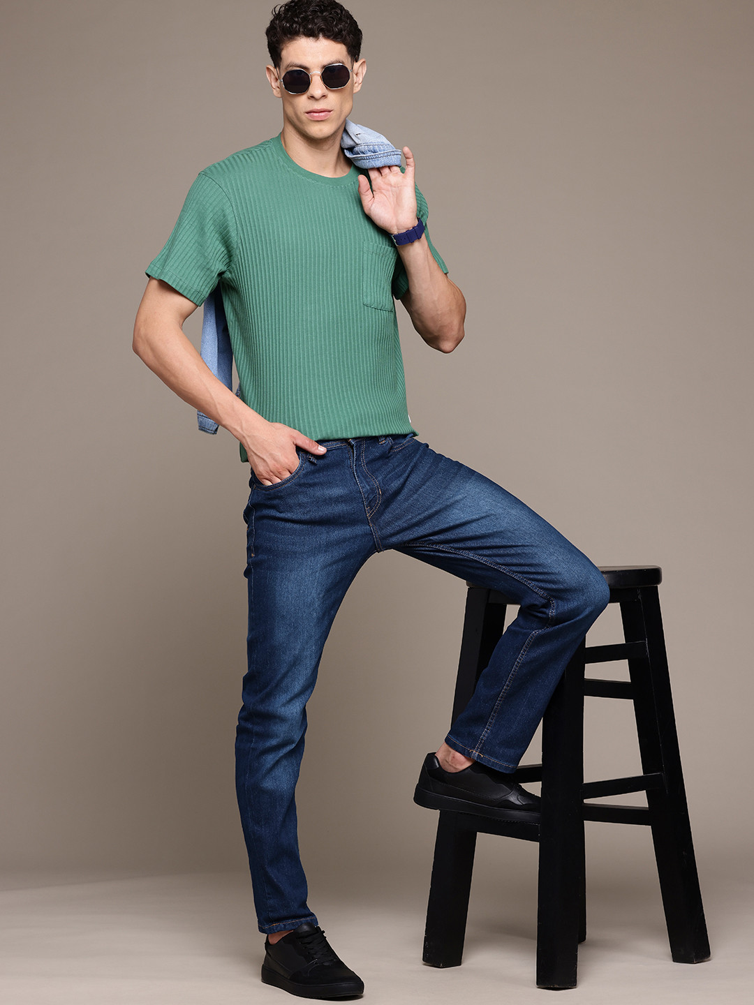 

The Roadster Lifestyle Co. Men Slim Fit Light Fade Stretchable Jeans, Navy blue