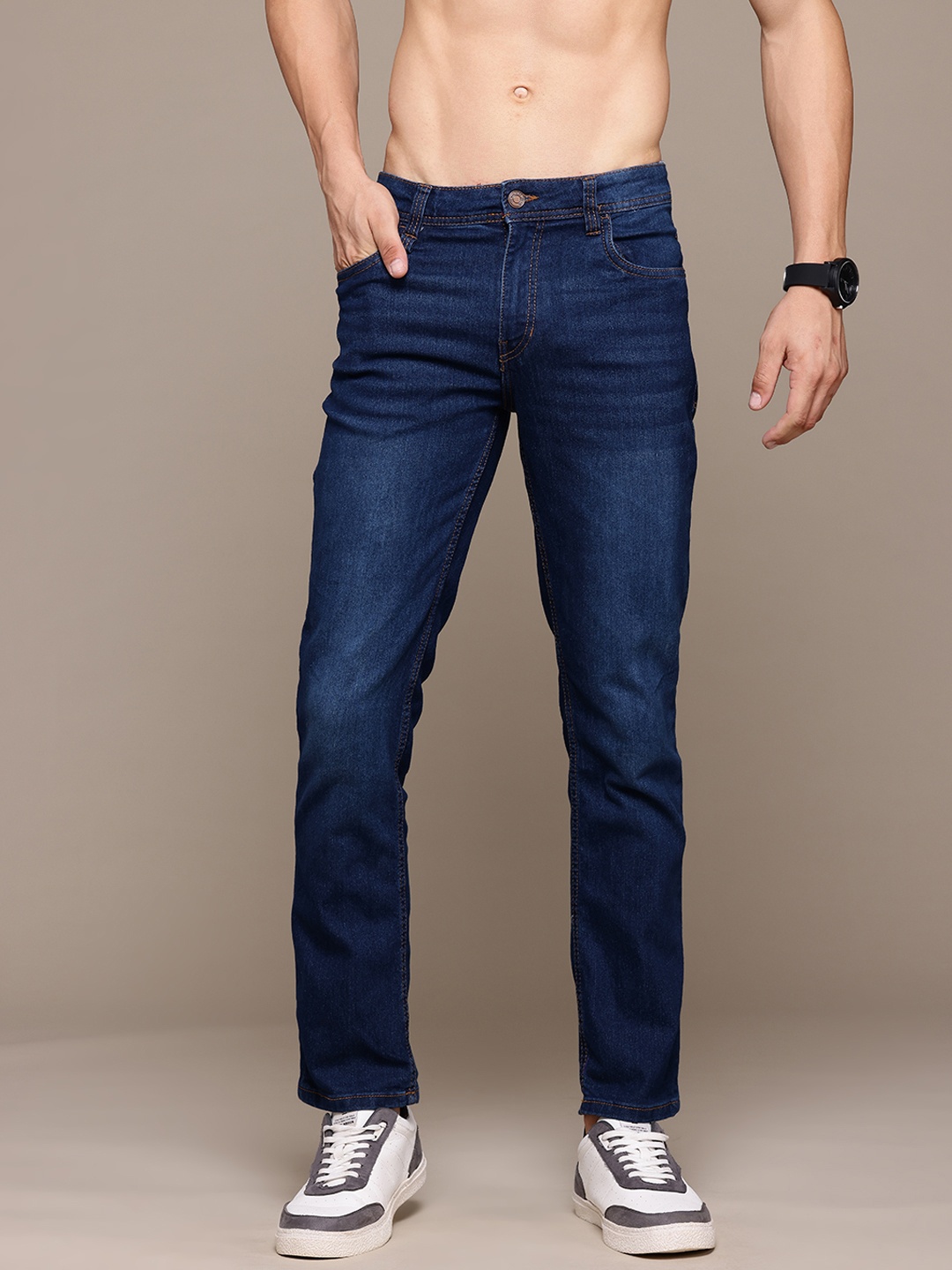 

The Roadster Lifestyle Co. Men Slim Fit Light Fade Jeans, Blue