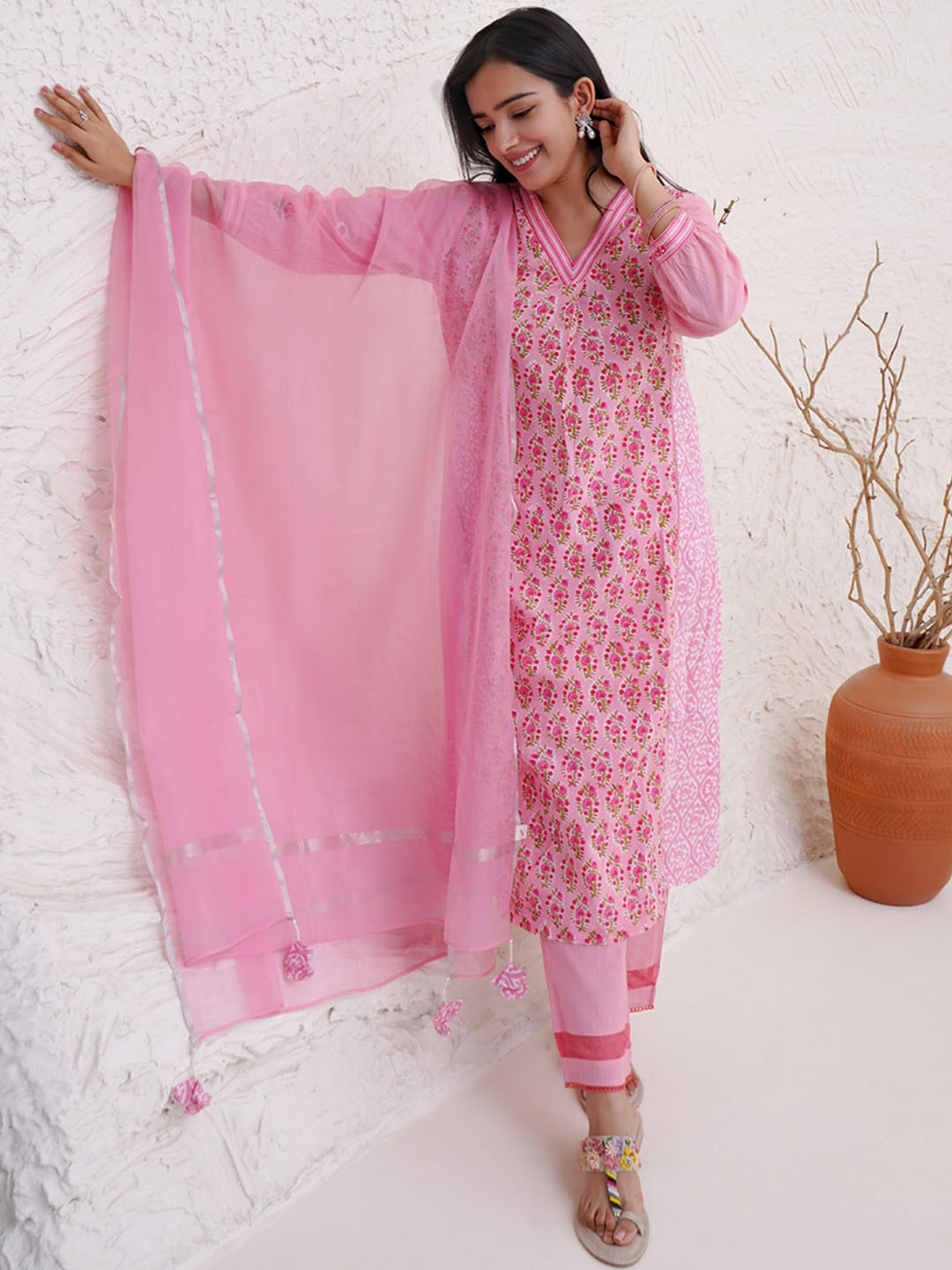 

NERO Floral Printed V-neck Regular Pure Cotton Kurta with Trousers, Pink