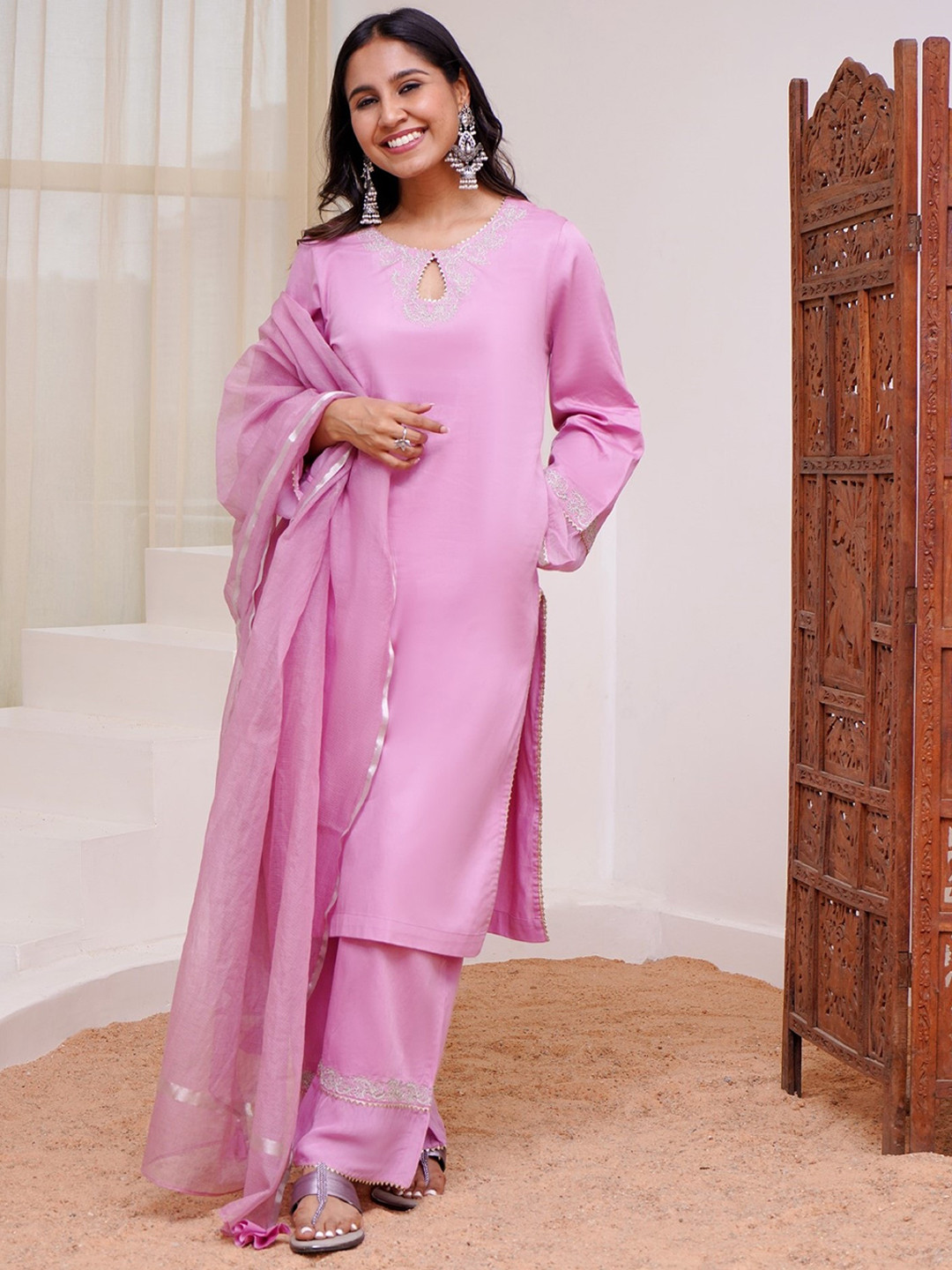 

NERO Keyhole Neck Long Sleeves Floral Embroidered Regular Kurta with Palazzos, Purple
