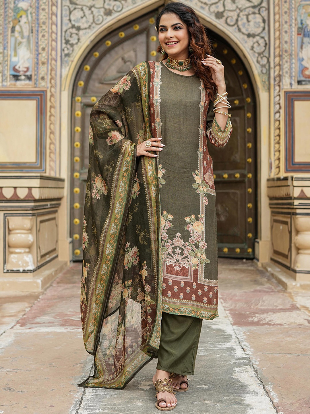 

SCAKHI Floral Printed Regular Kurta with Trousers & Dupatta, Green