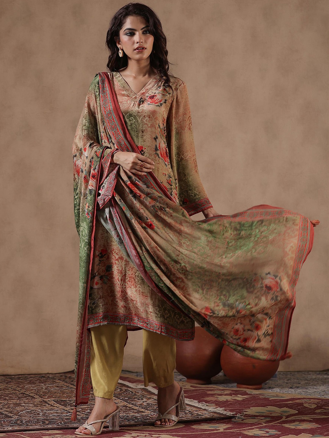 

SCAKHI Ethnic Motifs Printed Regular Silk Crepe Kurta with Trousers & With Dupatta, Green