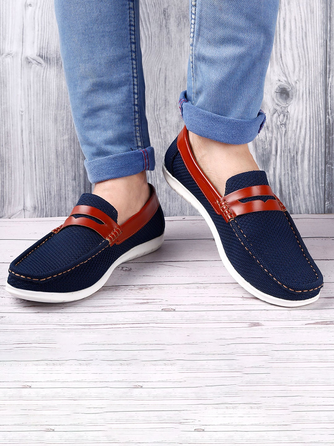 

Bxxy Men Textured Lightweight Penny Loafers, Blue