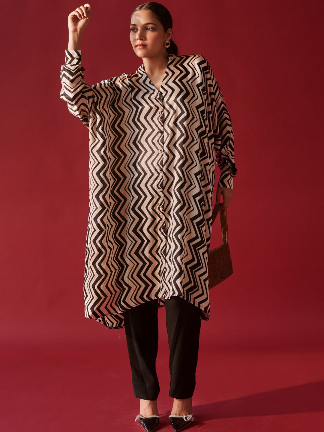 

Ambraee Printed V-Neck Kaftan Kurta With Trousers, Brown