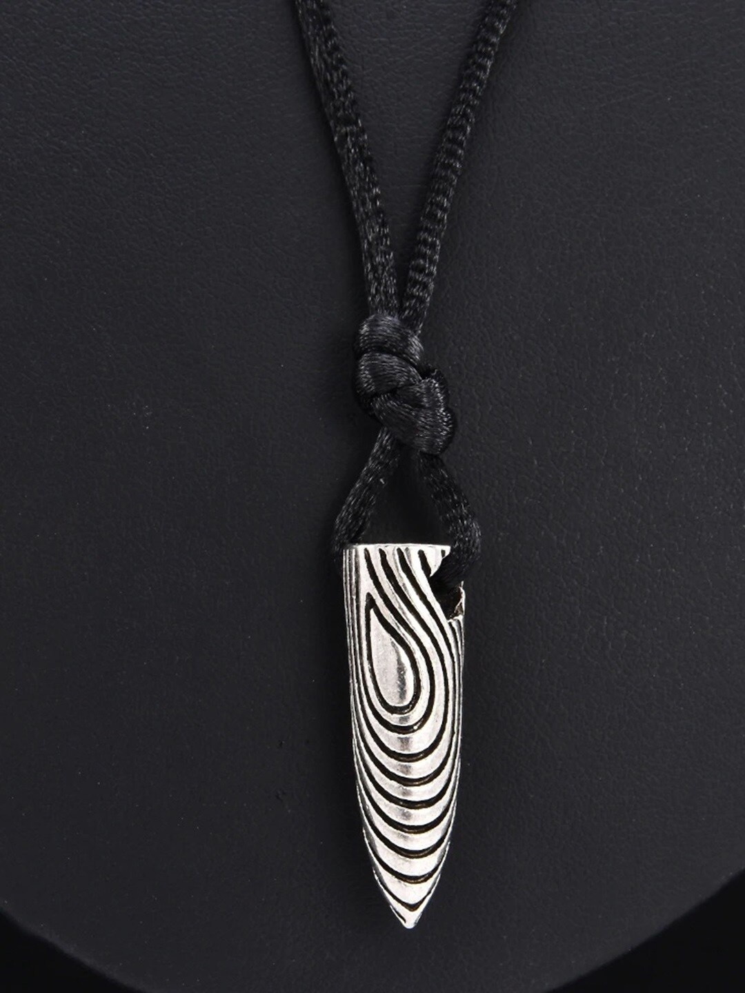 

OOMPH Geometric Pendants With Chain, Silver