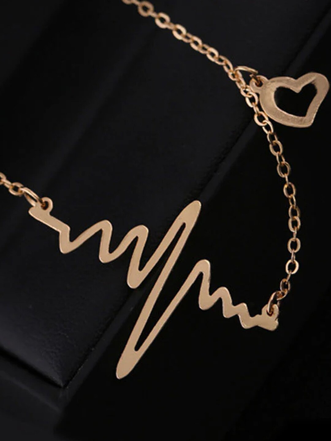 

OOMPH Heartbeat Shaped Pendants With Chains, Gold