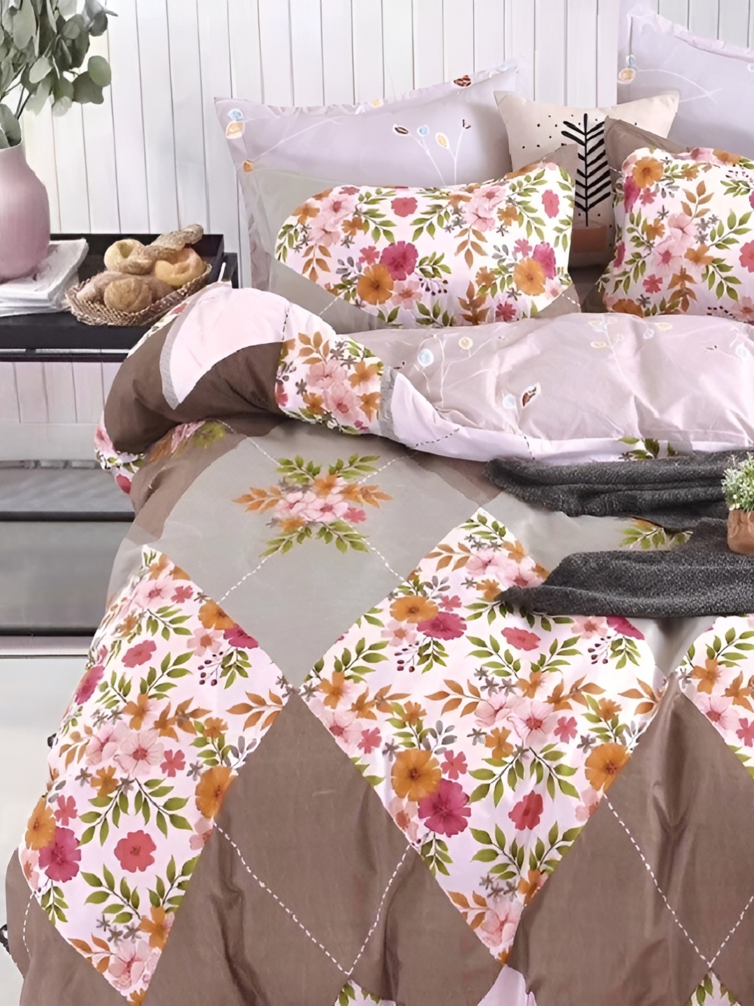 

Laying Style Beige & White Ethnic Motifs 350 TC Queen Bedsheet with 2 Pillow Covers