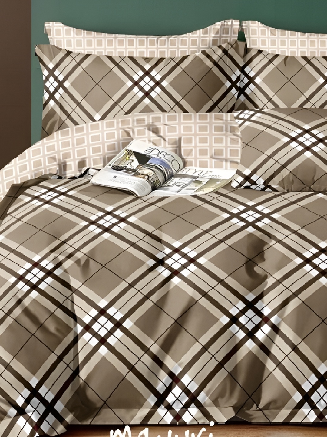 

Laying Style Beige & White Geometric 160 TC Queen Bedsheet with 2 Pillow Covers