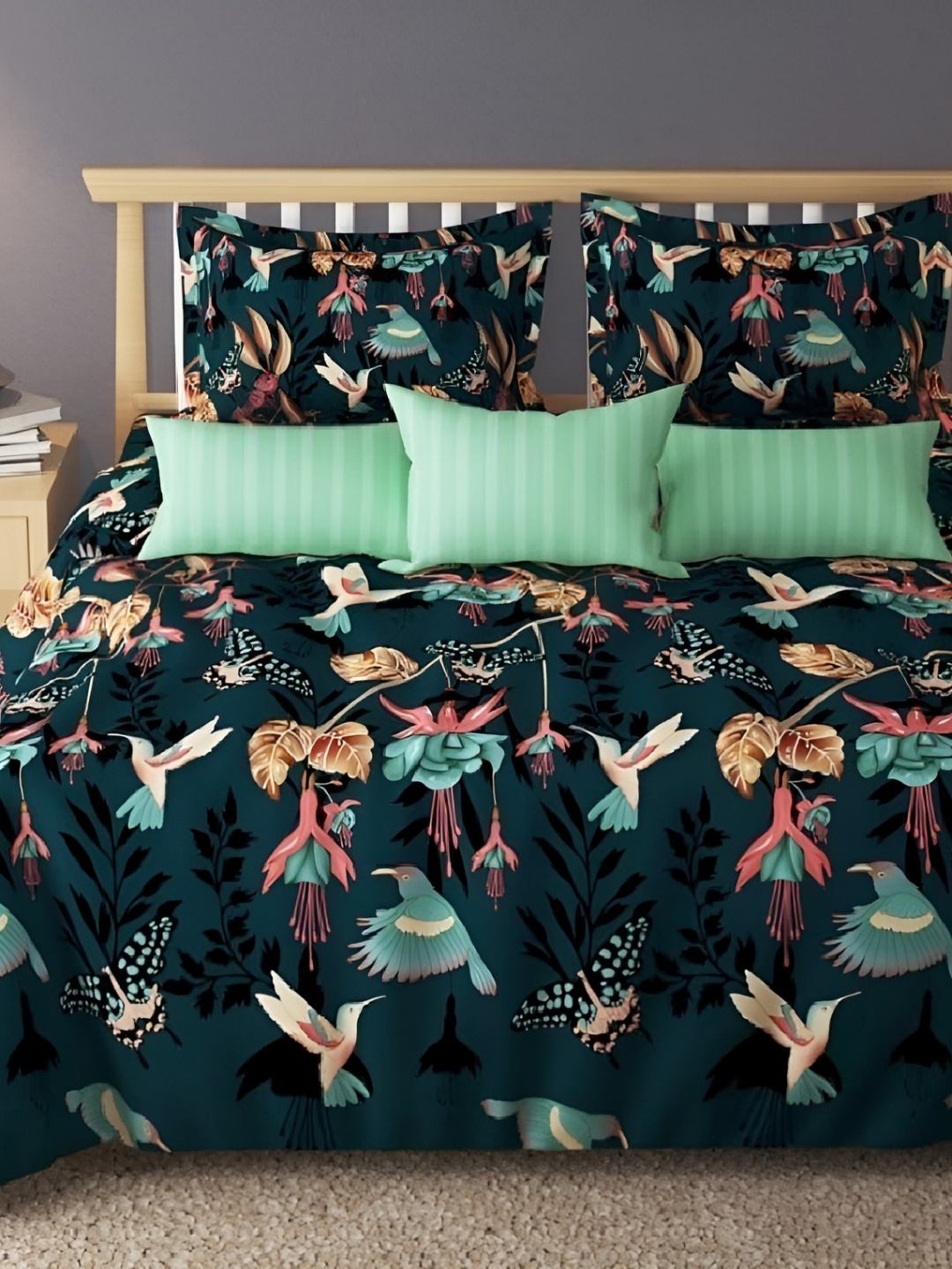 

Laying Style Green & Red Graphic 160 TC Queen Bedsheet with 2 Pillow Covers
