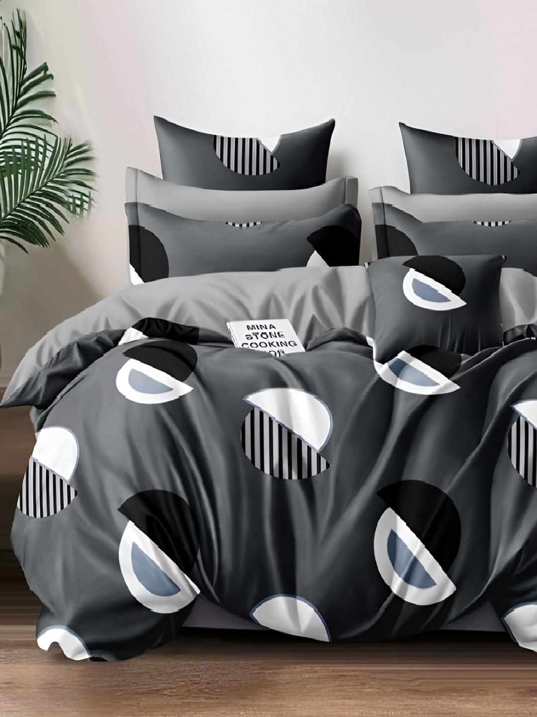 

Laying Style Grey & White Graphic 250 TC Queen Bedsheet with 2 Pillow Covers
