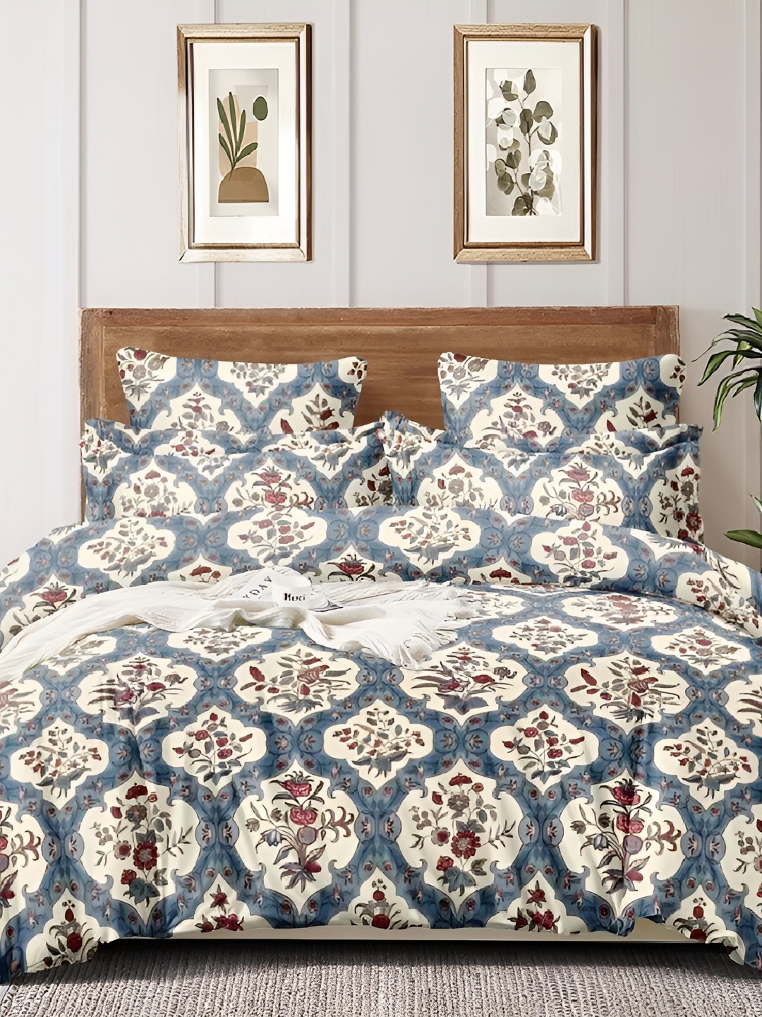 

Laying Style Gold-Toned Ethnic Motifs 160 TC Queen Bedsheet with 2 Pillow Covers