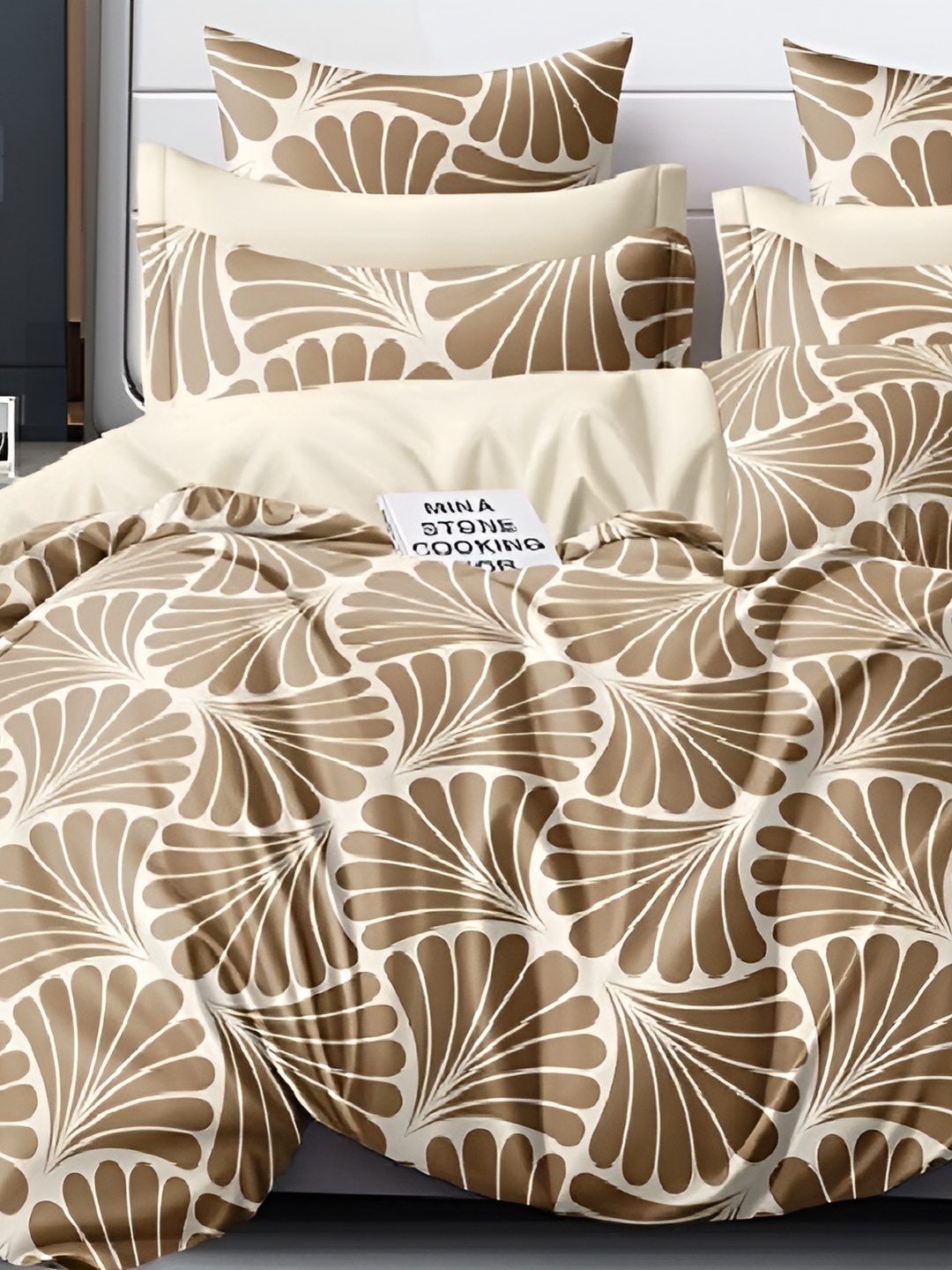 

Laying Style Beige Floral 160 TC Queen Bedsheet with 2 Pillow Covers