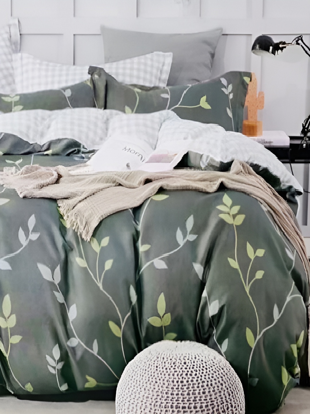 

Laying Style Green & White Floral 160 TC Cotton Queen Bedsheet with 2 Pillow Covers