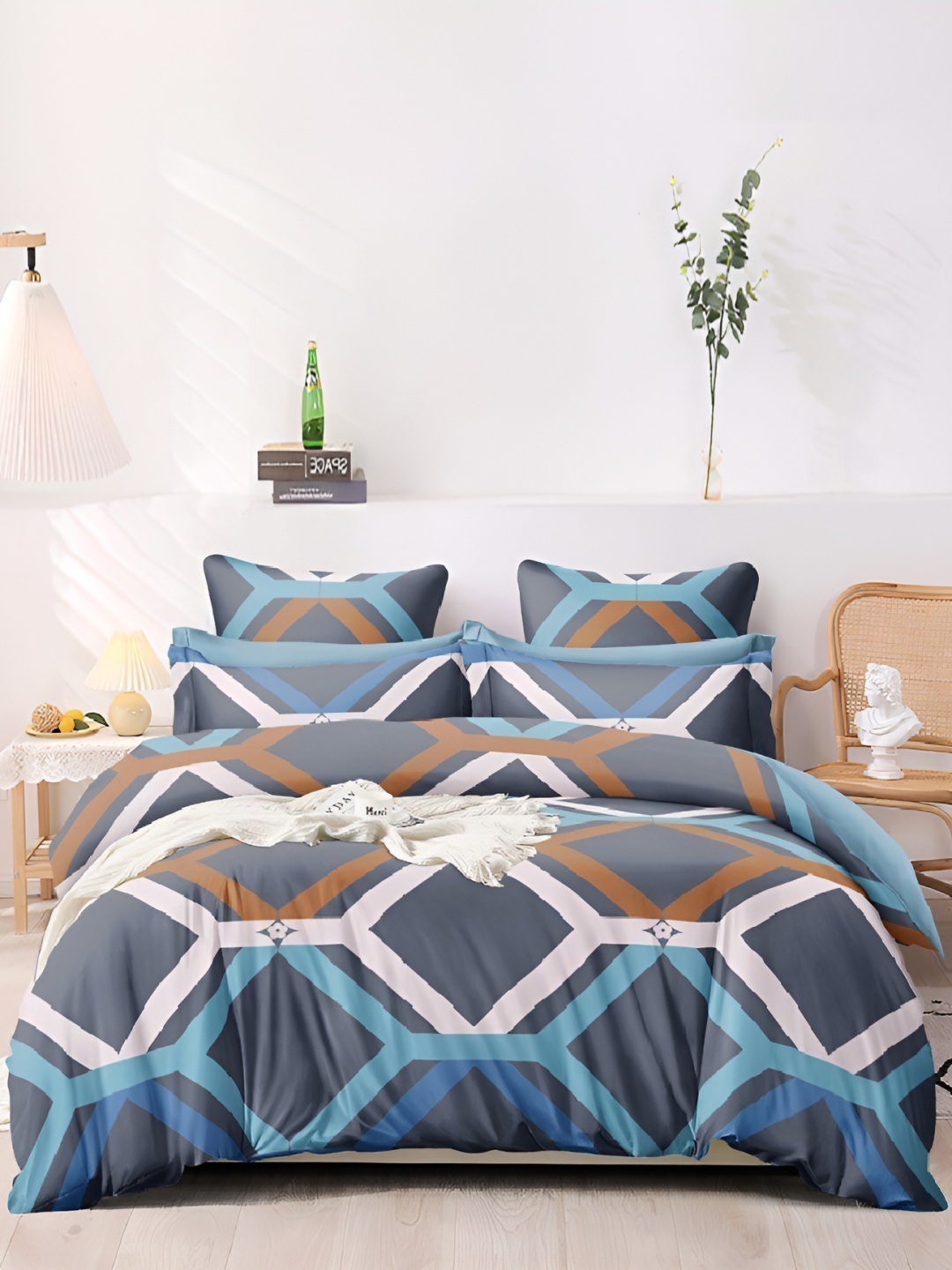 

Laying Style Grey & White Geometric 160 TC Queen Bedsheet with 2 Pillow Covers