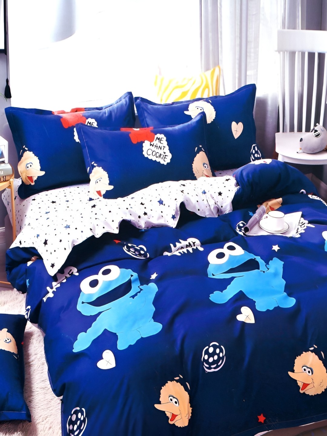 

Laying Style Blue & White Graphic 350 TC Queen Bedsheet with 2 Pillow Covers