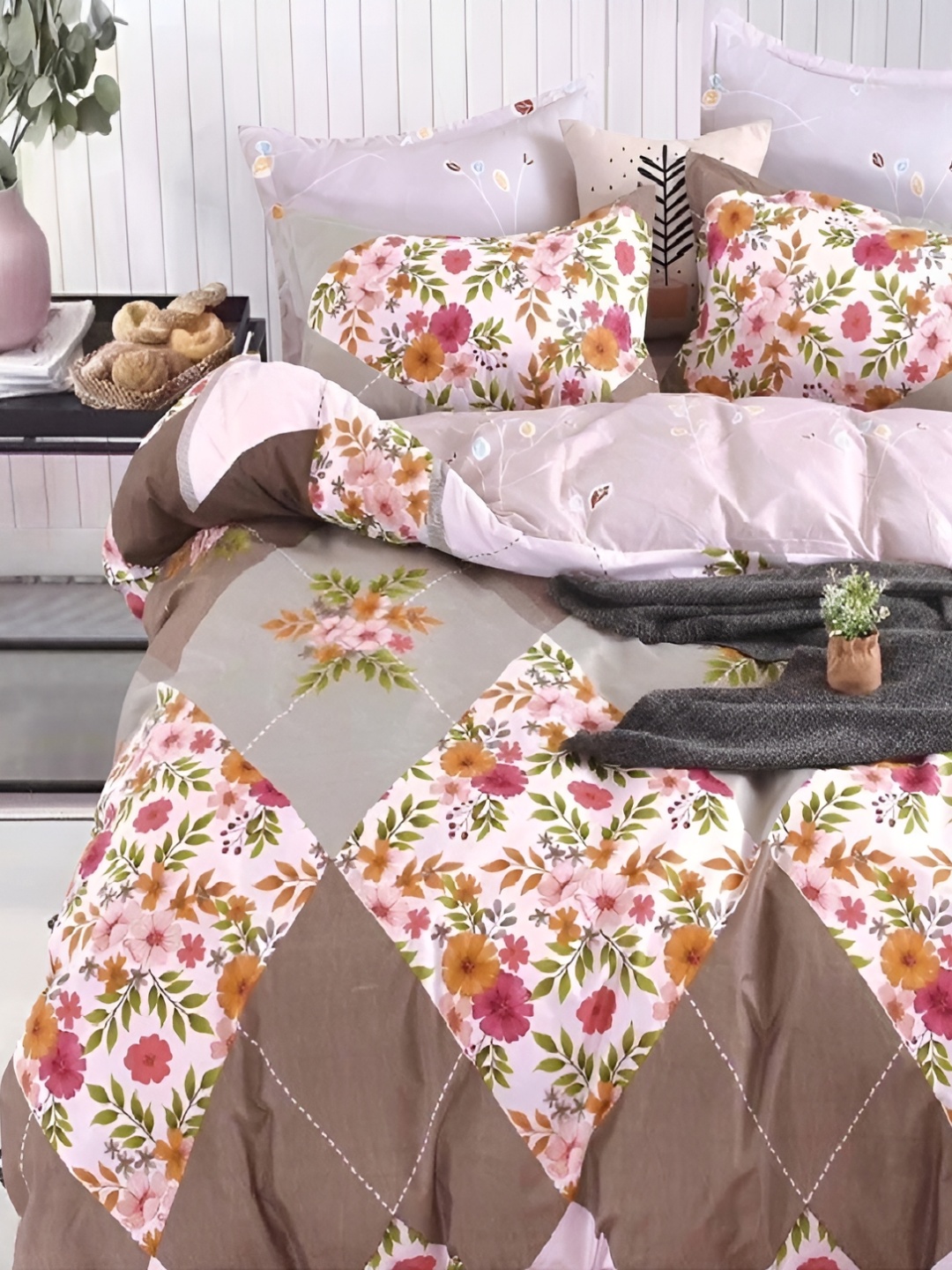 

Laying Style Brown & White Floral Print 350 TC Queen Bedsheet Set