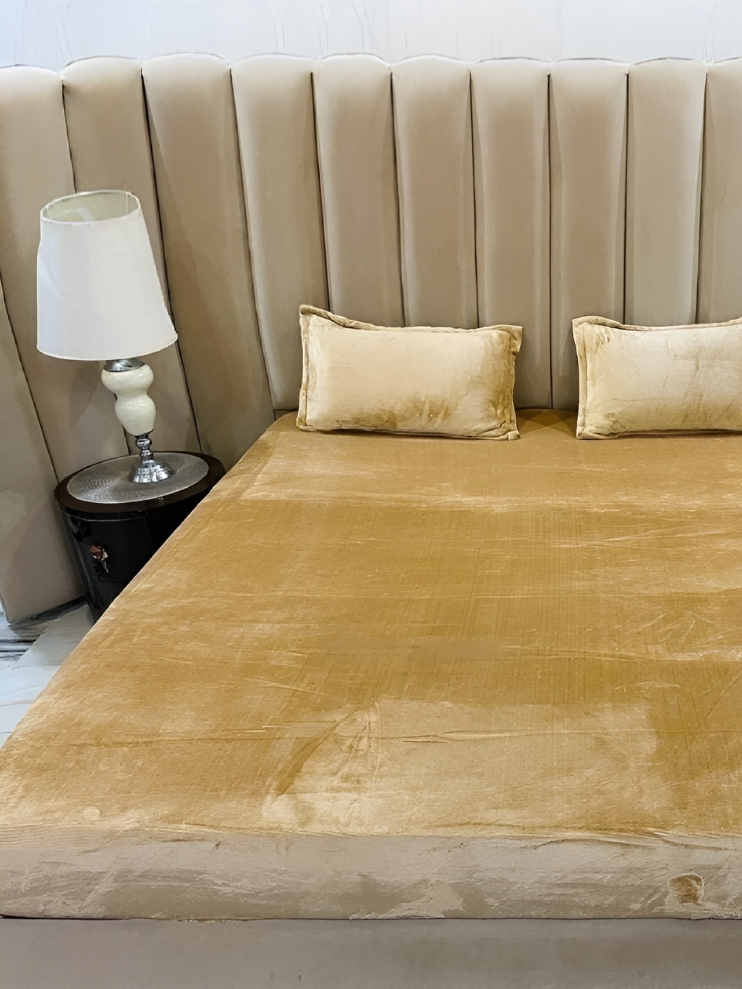 

Laying Style Gold-Toned 250 TC Queen Bedsheet Set