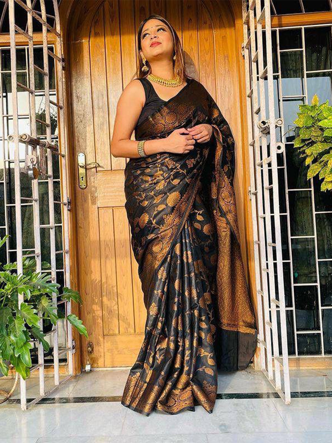 

MORLY Floral Woven Design Zari Kanjeevaram Saree, Black