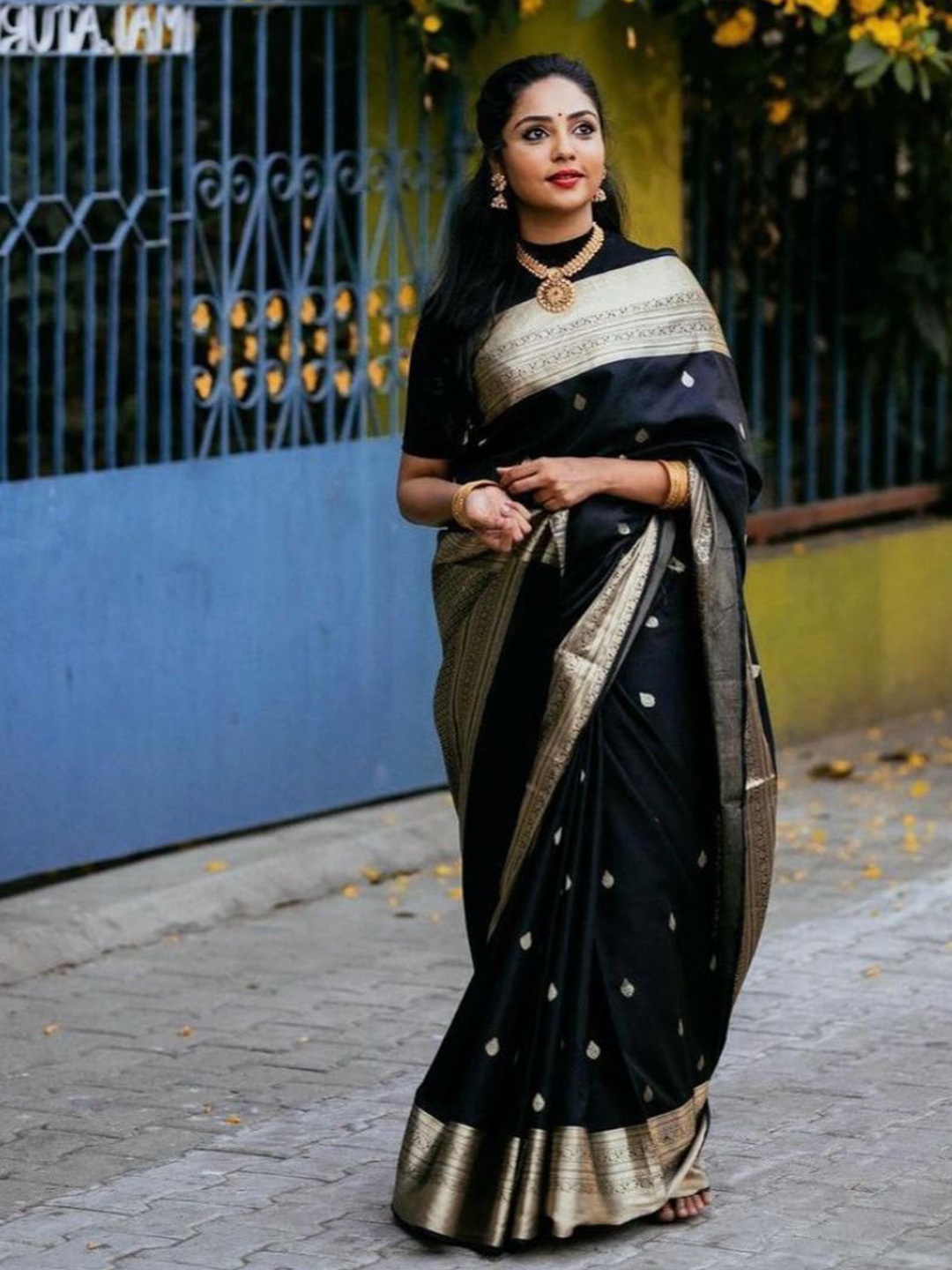 

MORLY Ethnic Motifs Woven Design Zari Kanjeevaram Saree, Black