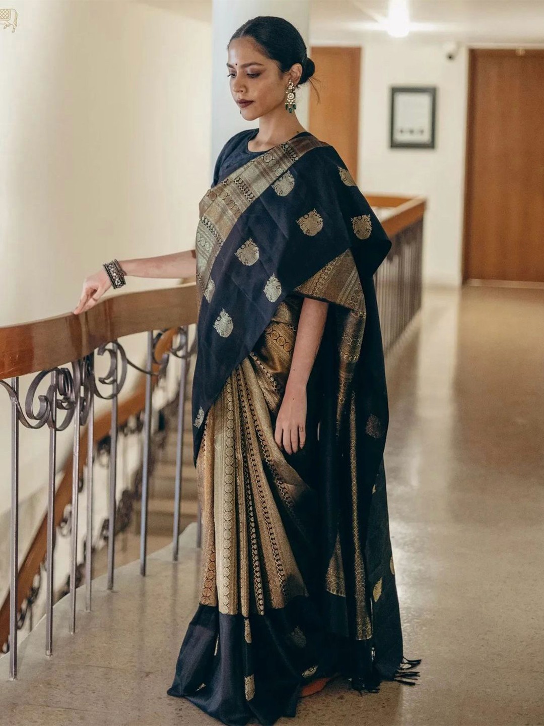 

MORLY Ethnic Motifs Woven Design Zari Kanjeevaram Saree, Black