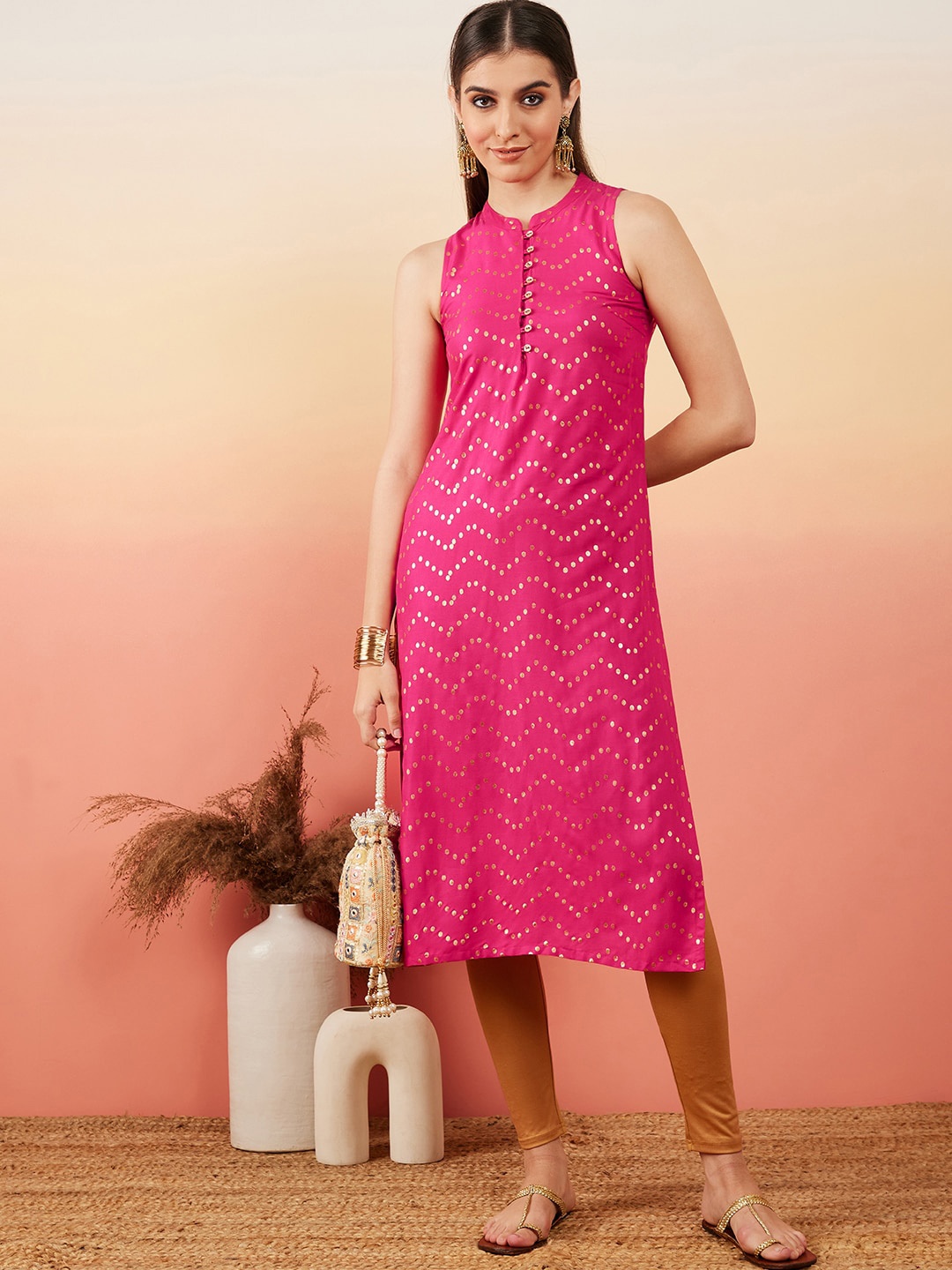 

Sangria Geometric Foil Printed Sleeveless Straight Kurta, Fuchsia