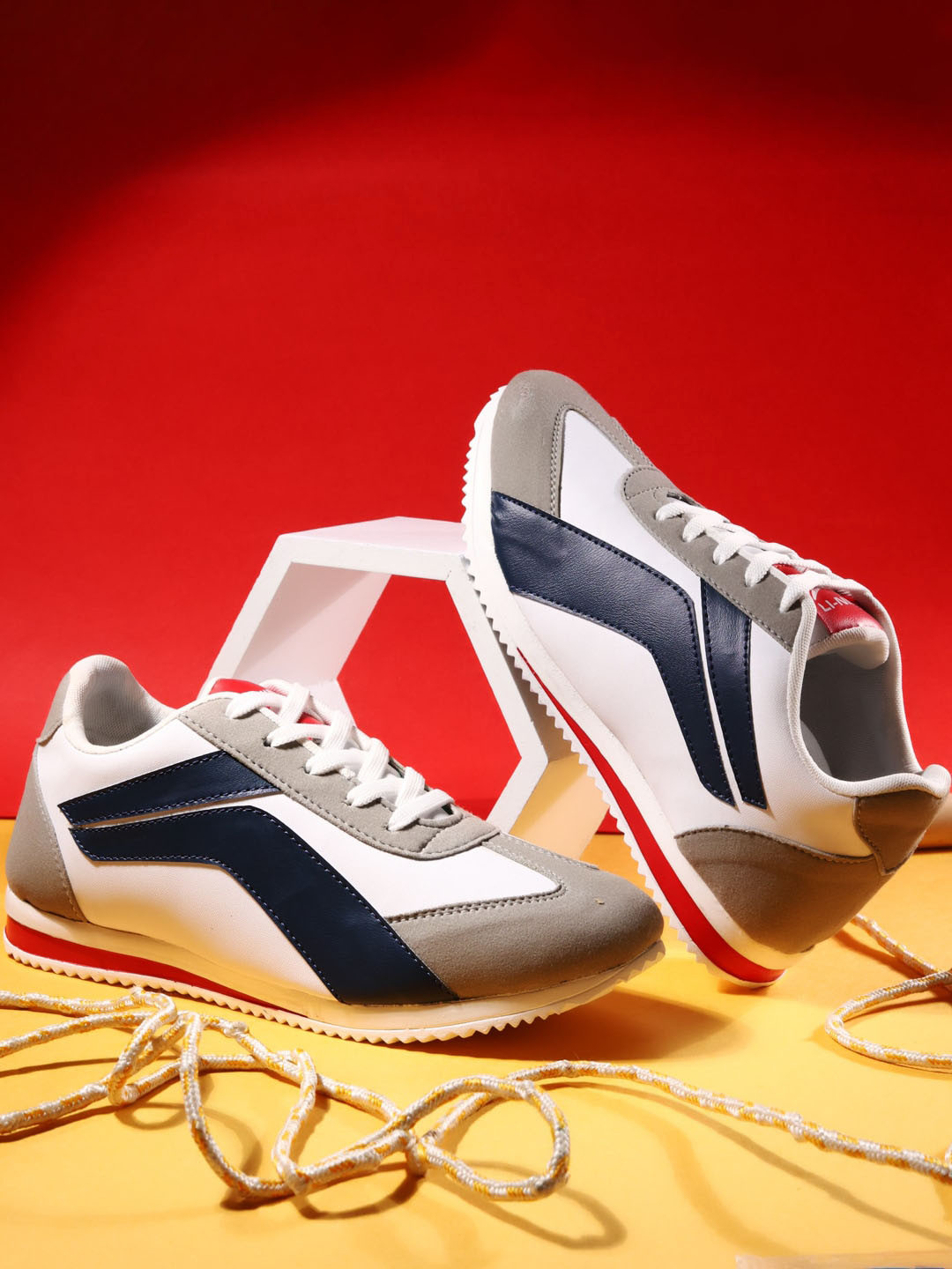 

HAKKEL Men Colourblocked Round Toe Lightweight Sneakers, White