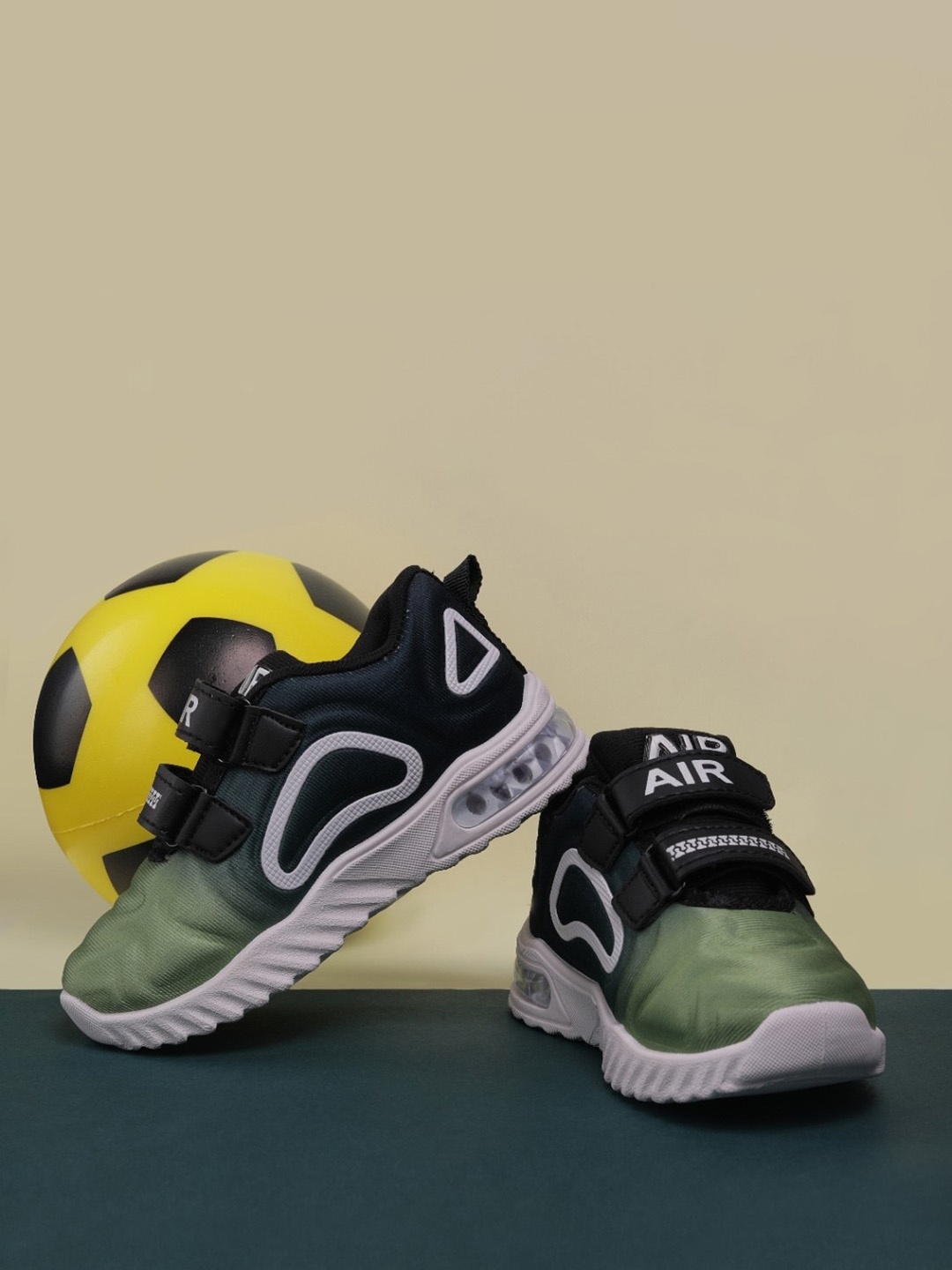 

Tiny Bugs Kids Colourblocked Lightweight Sneakers, Green