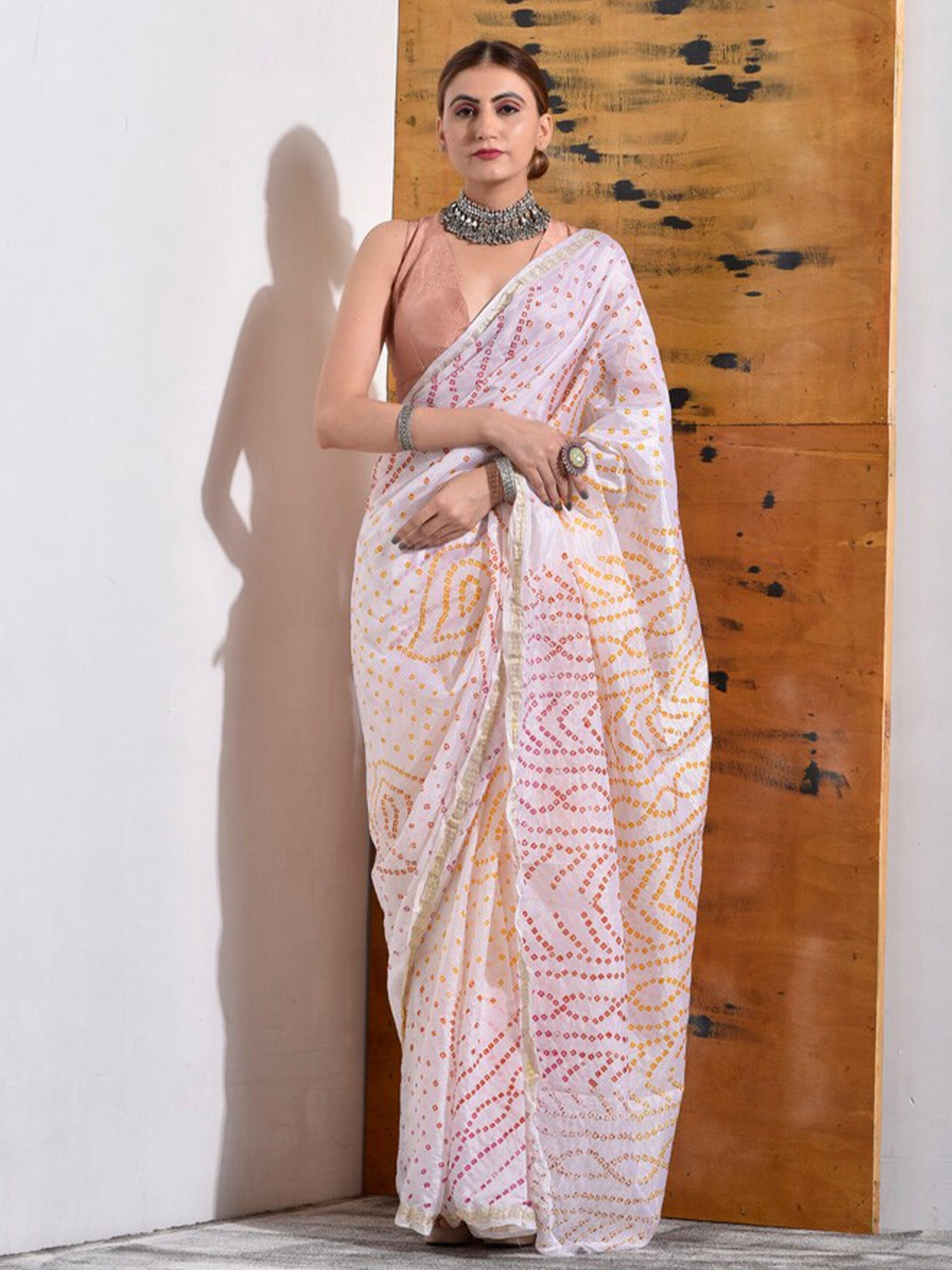 

sutra attire Printed Zari Bandhani Saree, Off white