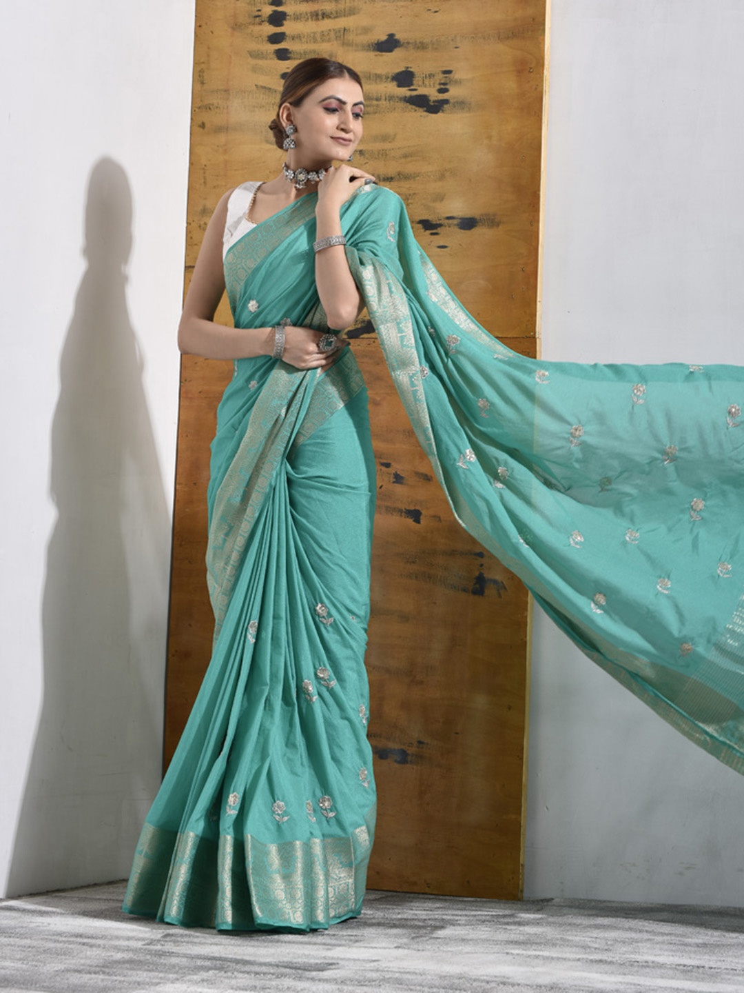 

sutra attire Floral Embroidered Zari Saree, Green