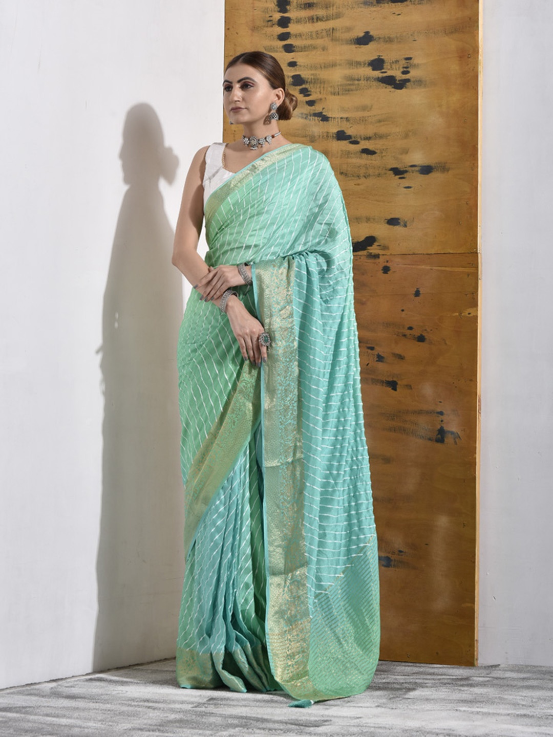 

sutra attire Striped Zari Pure Silk Saree, Green