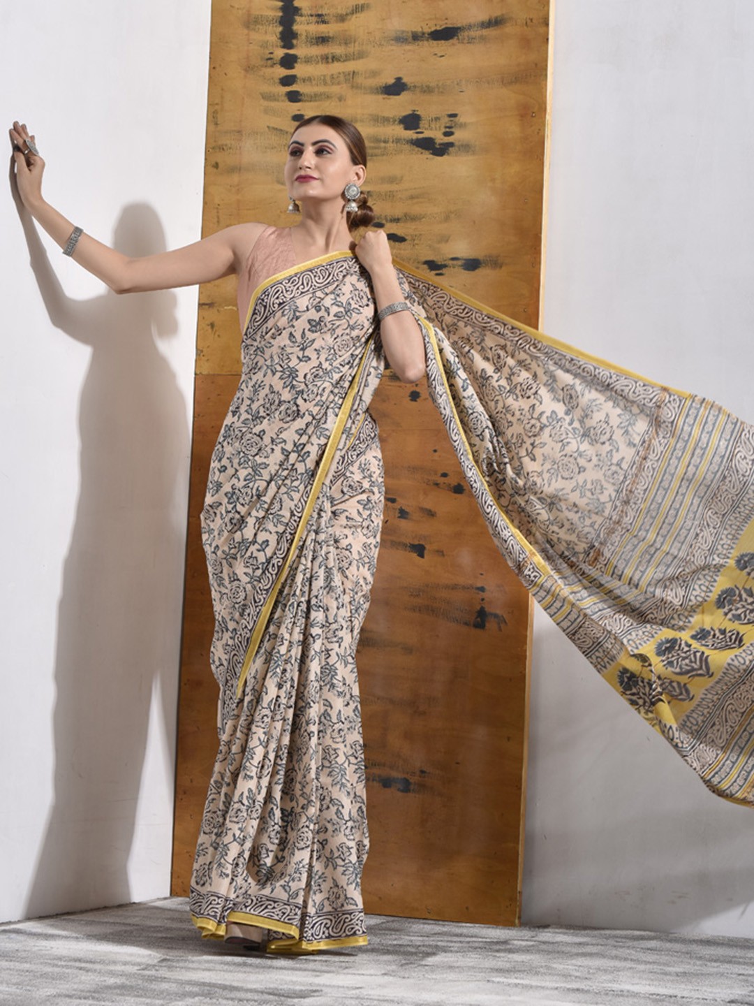 

sutra attire Floral Printed Chanderi Saree, Beige