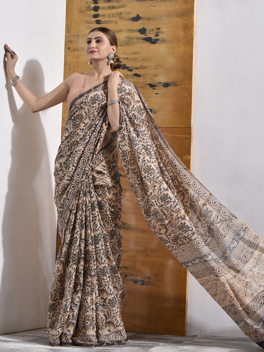 

sutra attire Floral Printed Chanderi Saree, Beige