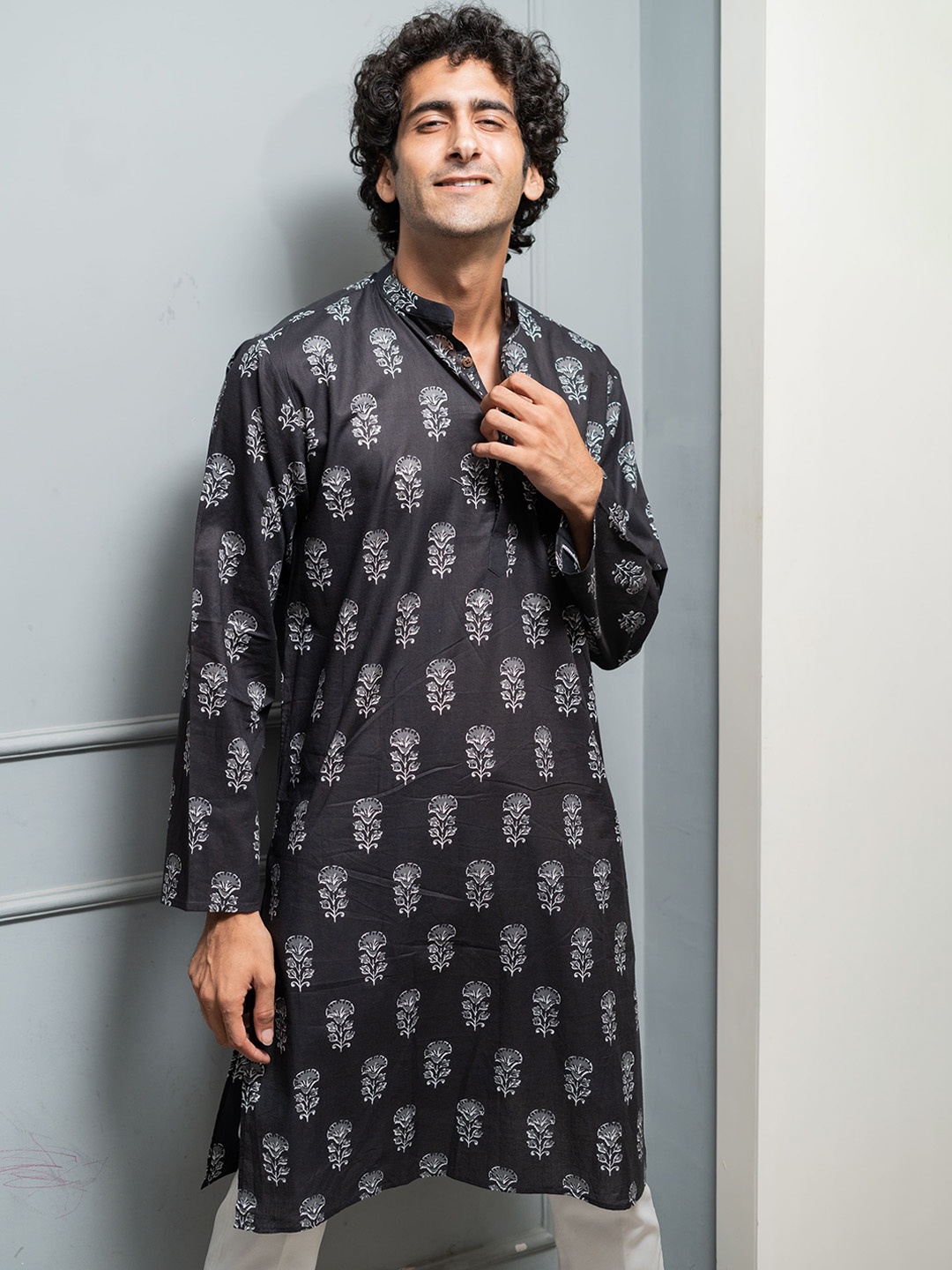 

Shasak Floral Printed Straight Cotton Kurta, Black