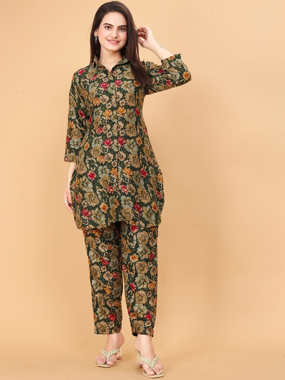 

Divyadham Textiles Floral Printed Kurta with Trousers, Green