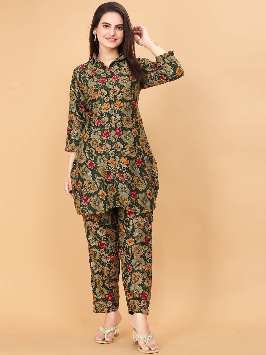 

Ekta Textiles Floral Printed Kurta with Trousers, Green