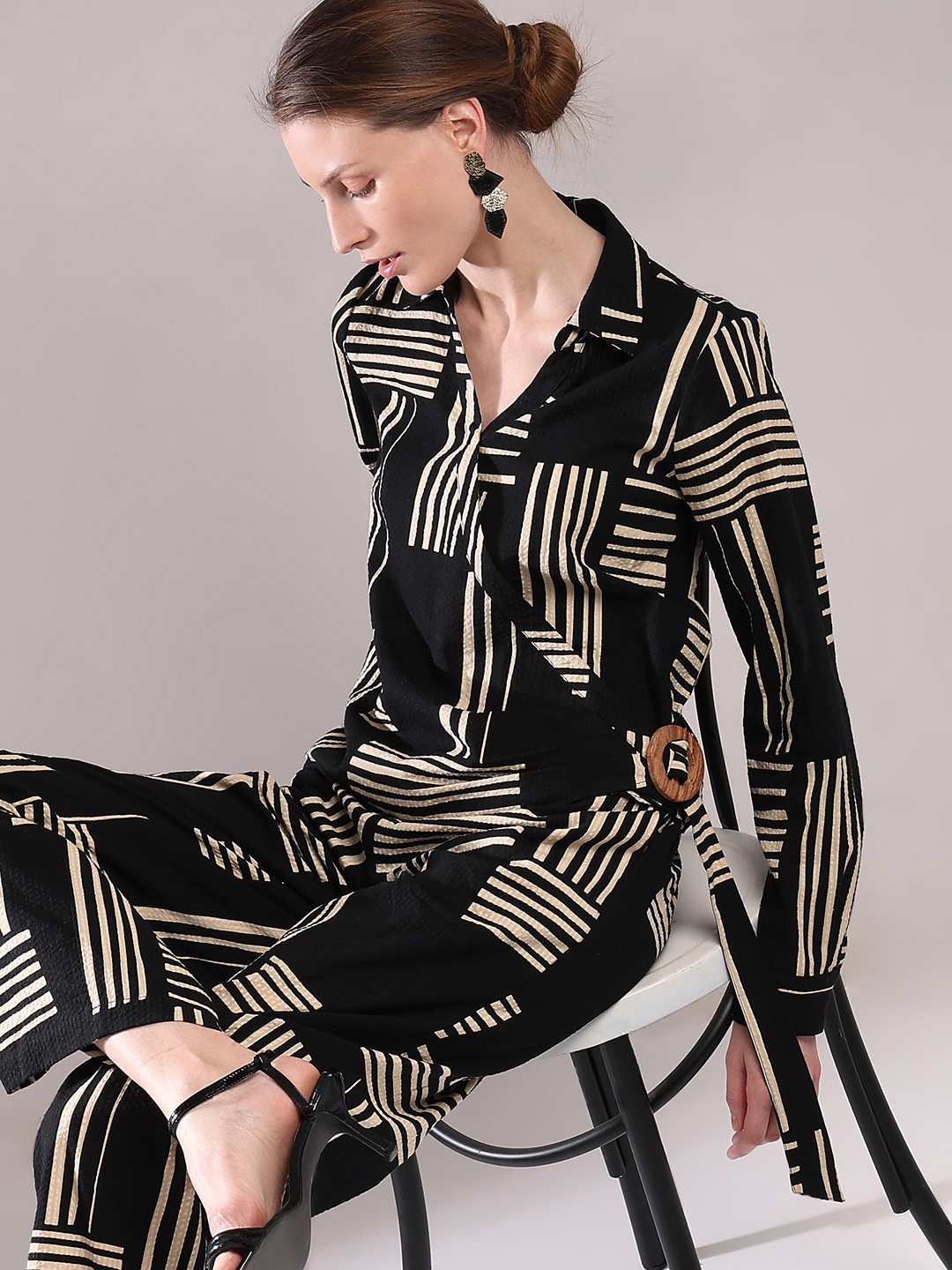 

Vero Moda Abstract Printed Shirt Collar Tie-Ups Cotton Wrap Top, Black