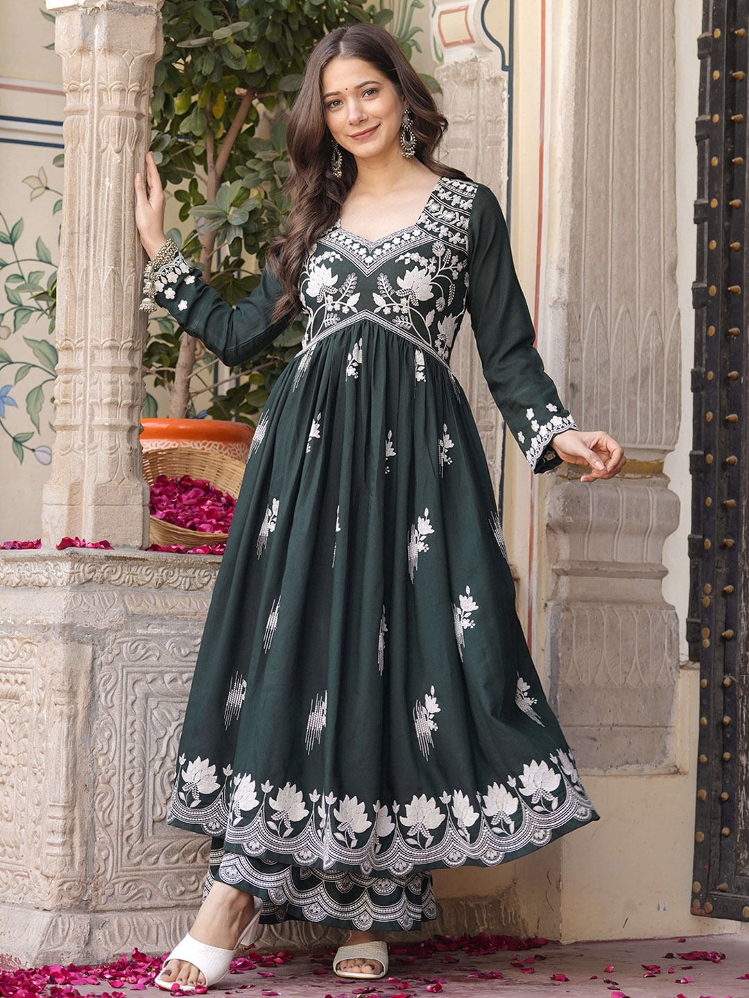 

Sitaram Designer Ethnic Motifs Embroidered Empire Thread Work Liva Kurta with Trousers, Green