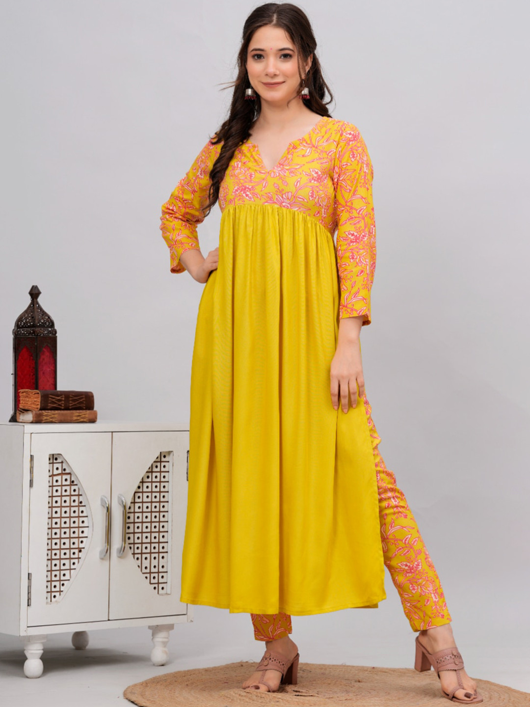 

DAEVISH Floral Printed High Slit Kurta with Trousers, Lime green